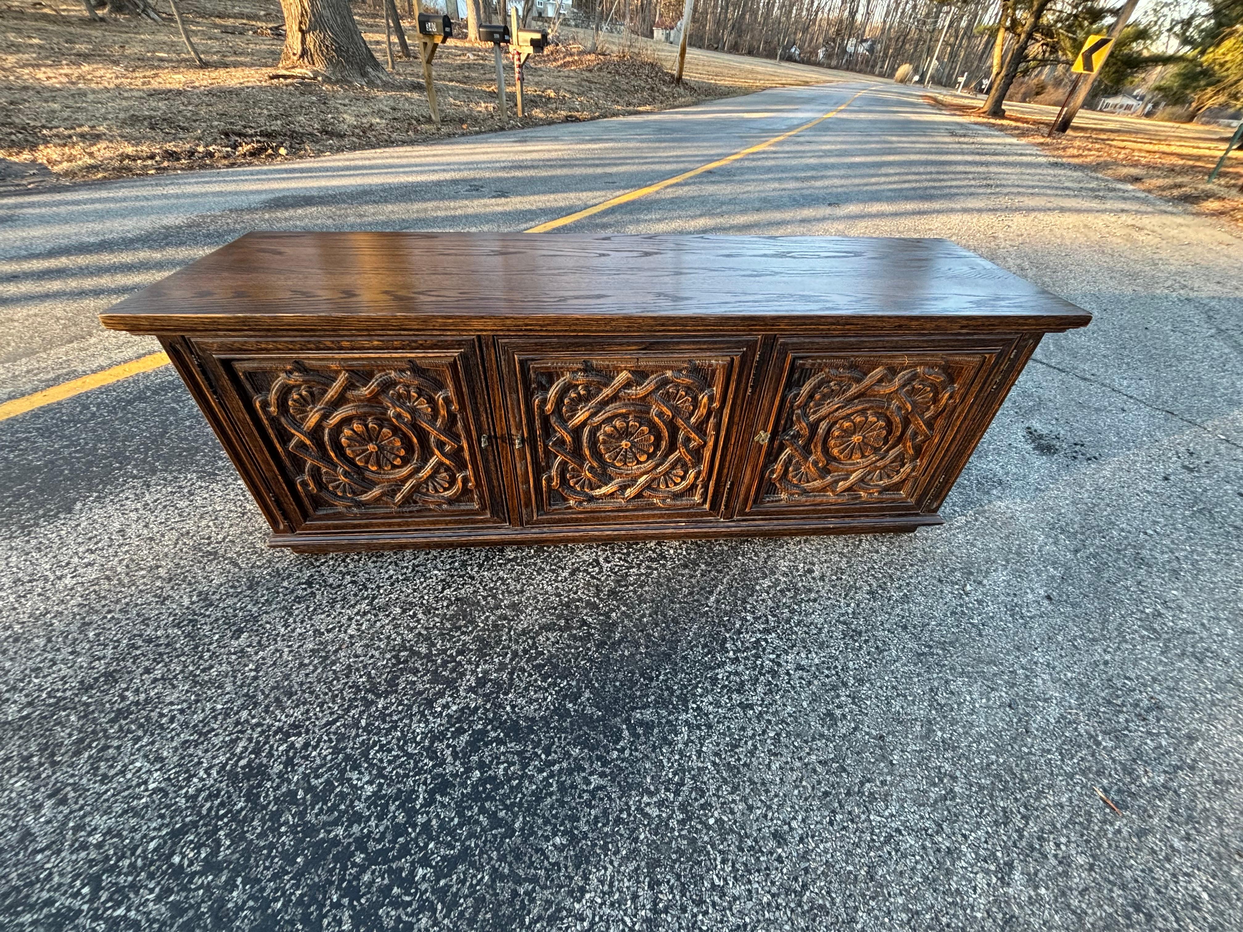 Crédence Jamestown Lounge Company vintage sculptée à motifs floraux en vente 4