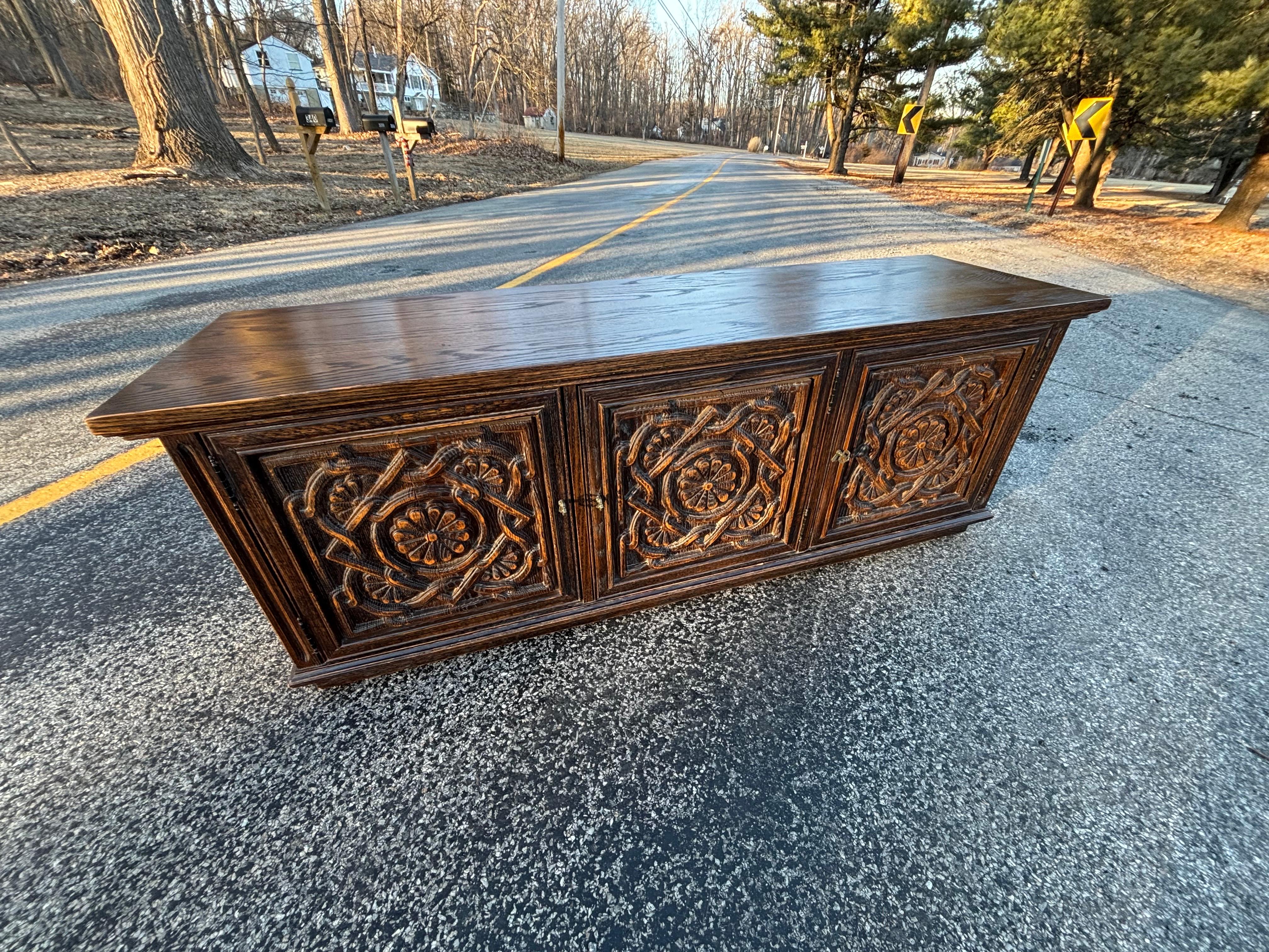 Crédence Jamestown Lounge Company vintage sculptée à motifs floraux en vente 5