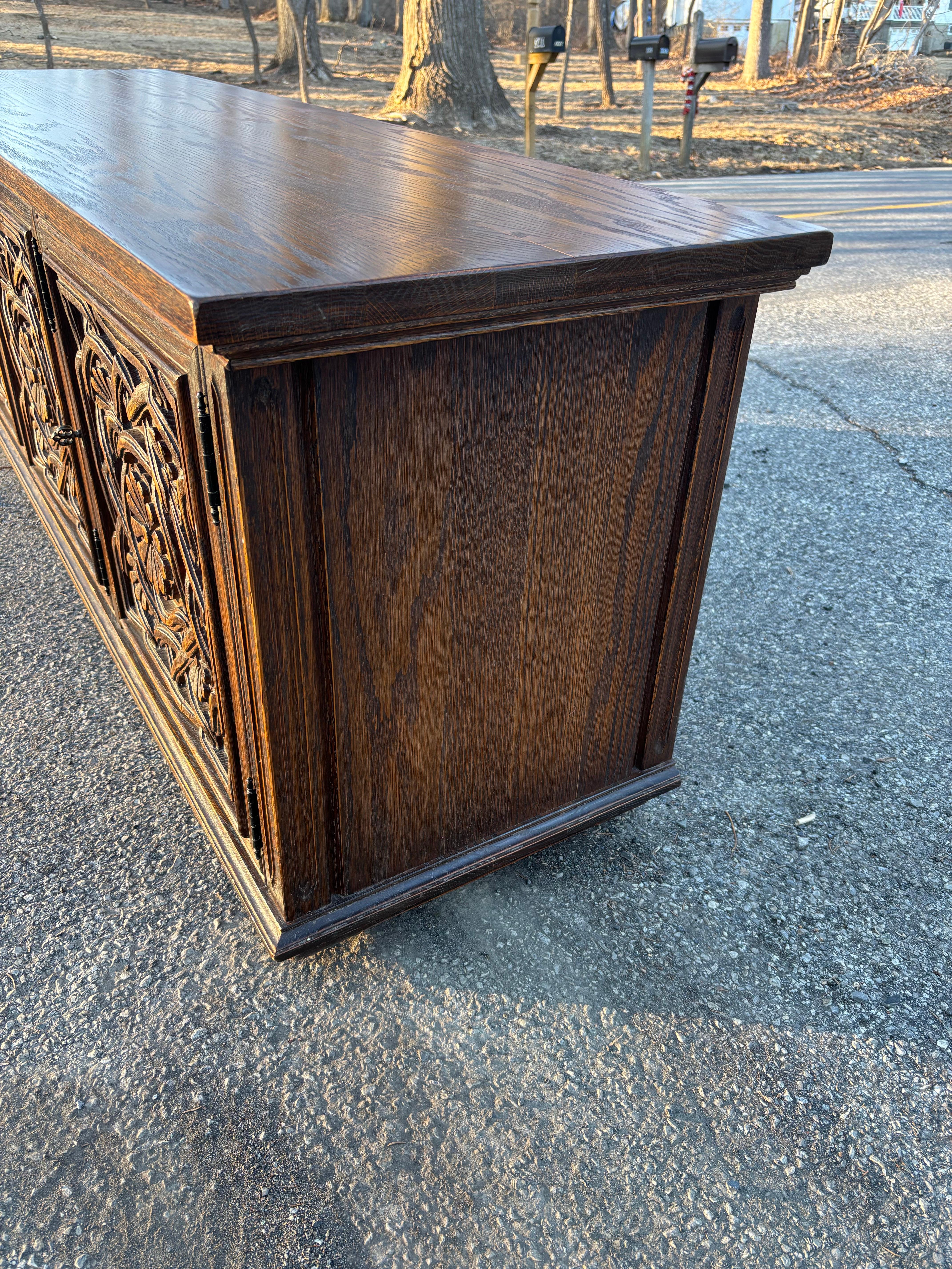 Crédence Jamestown Lounge Company vintage sculptée à motifs floraux en vente 8