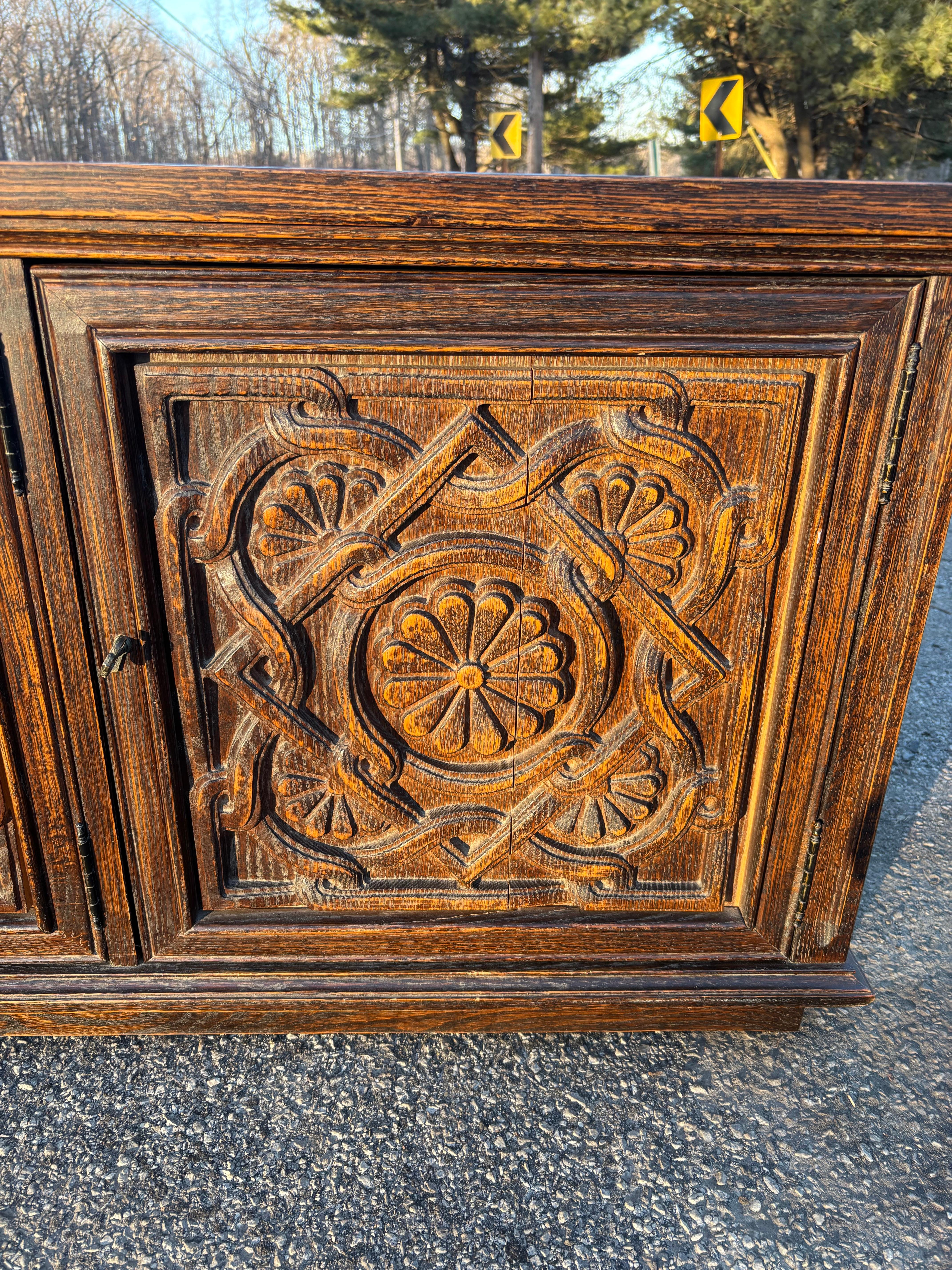 Crédence Jamestown Lounge Company vintage sculptée à motifs floraux en vente 10