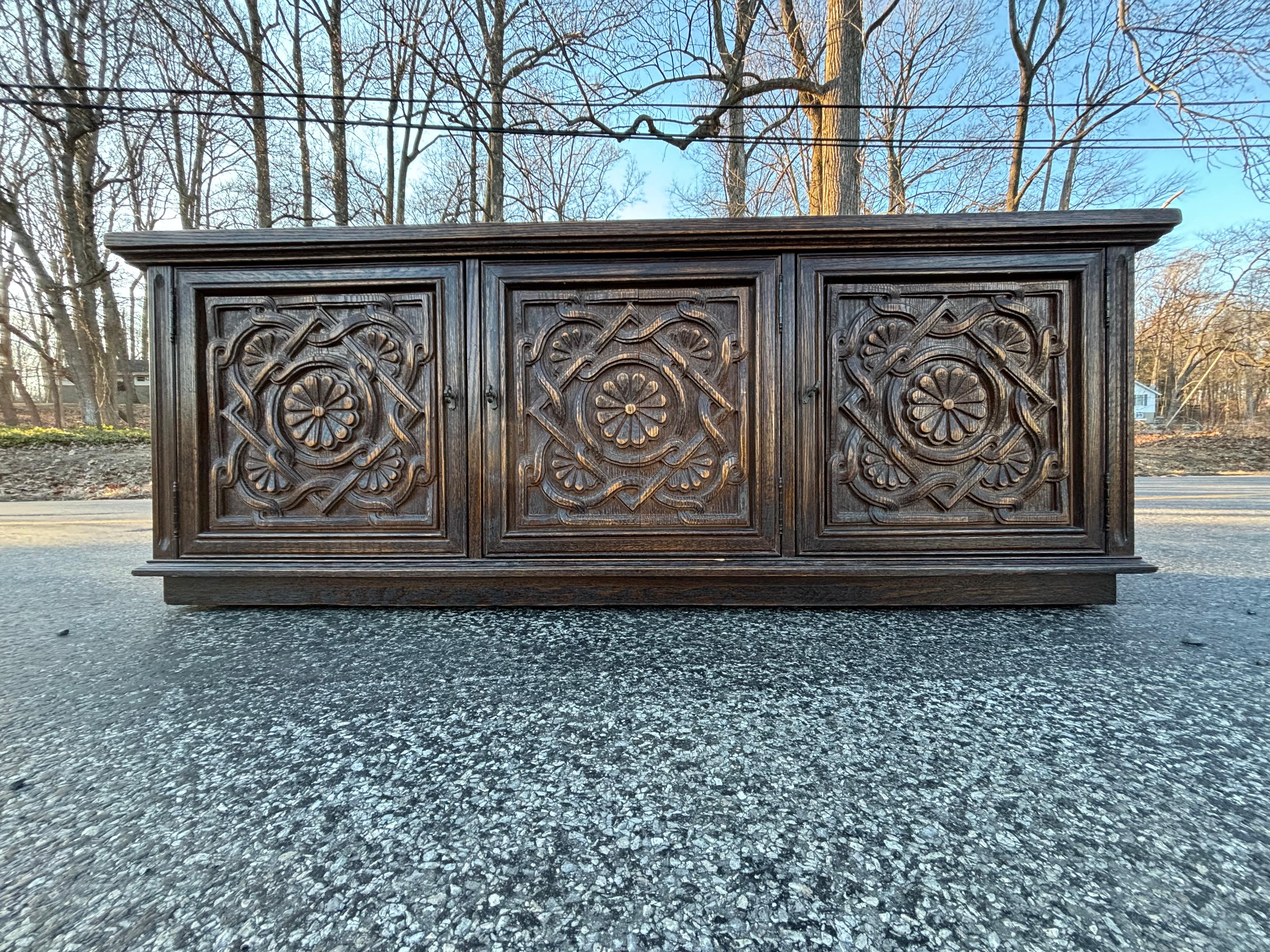 Crédence Jamestown Lounge Company vintage sculptée à motifs floraux en vente 11