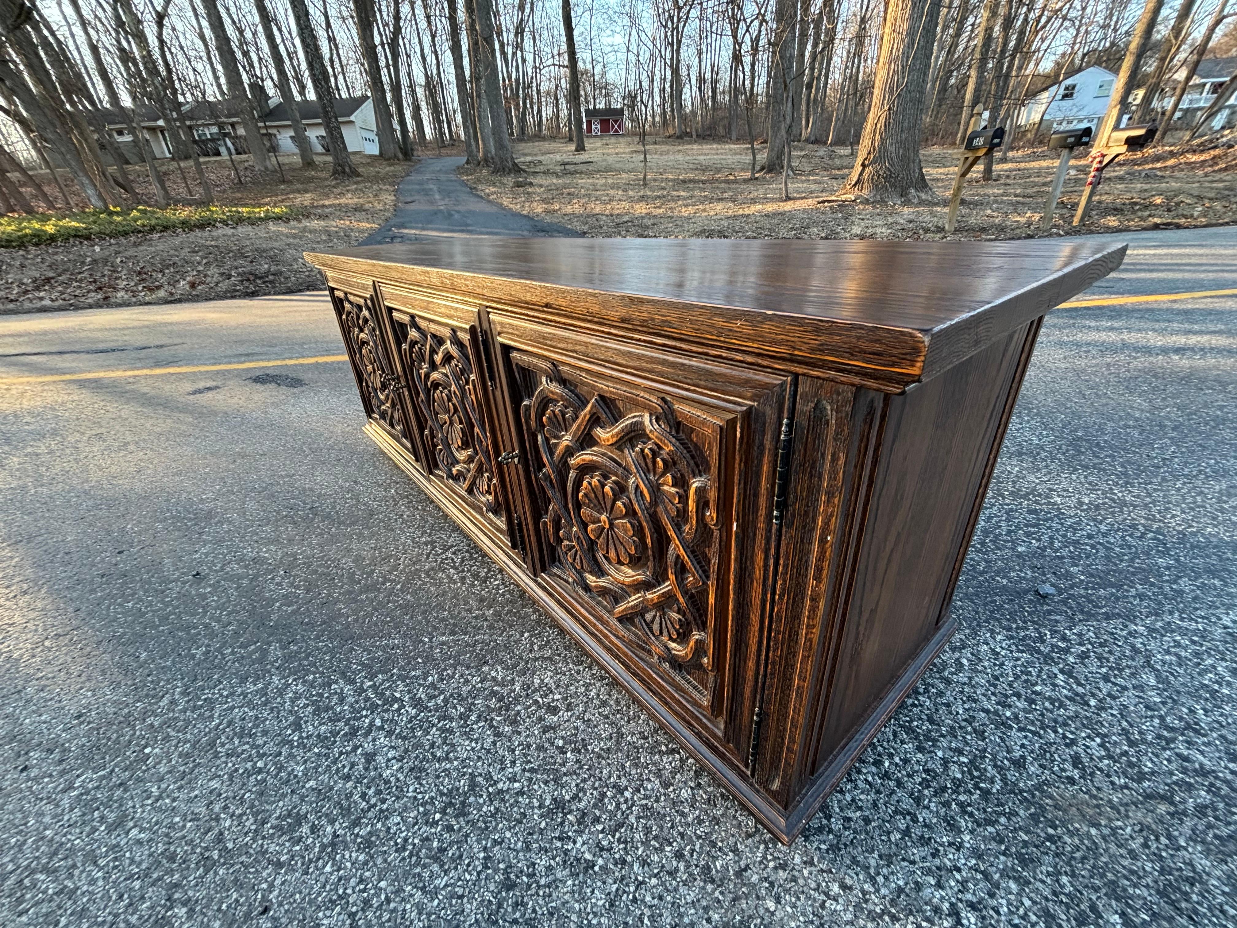 Crédence Jamestown Lounge Company vintage sculptée à motifs floraux en vente 12