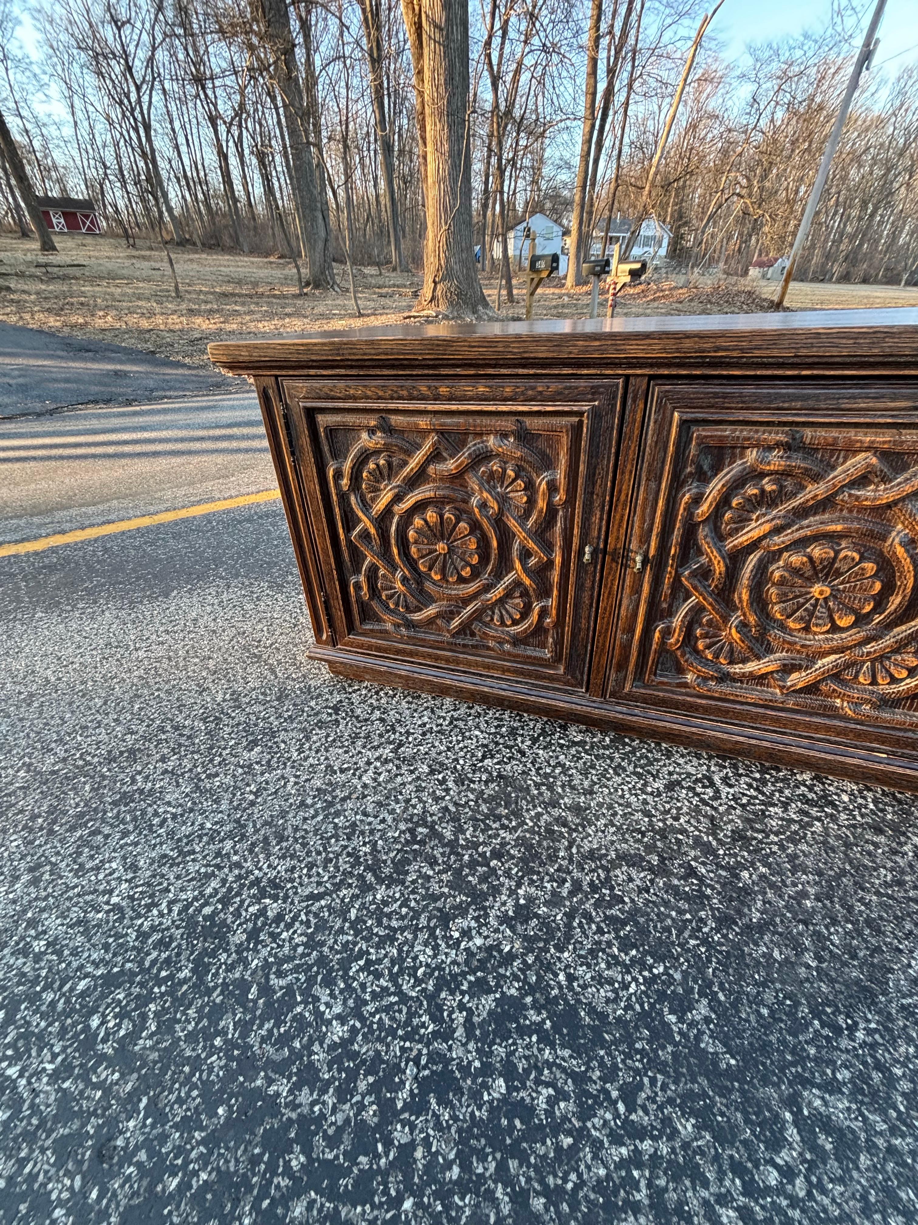 Jacobéen Crédence Jamestown Lounge Company vintage sculptée à motifs floraux en vente