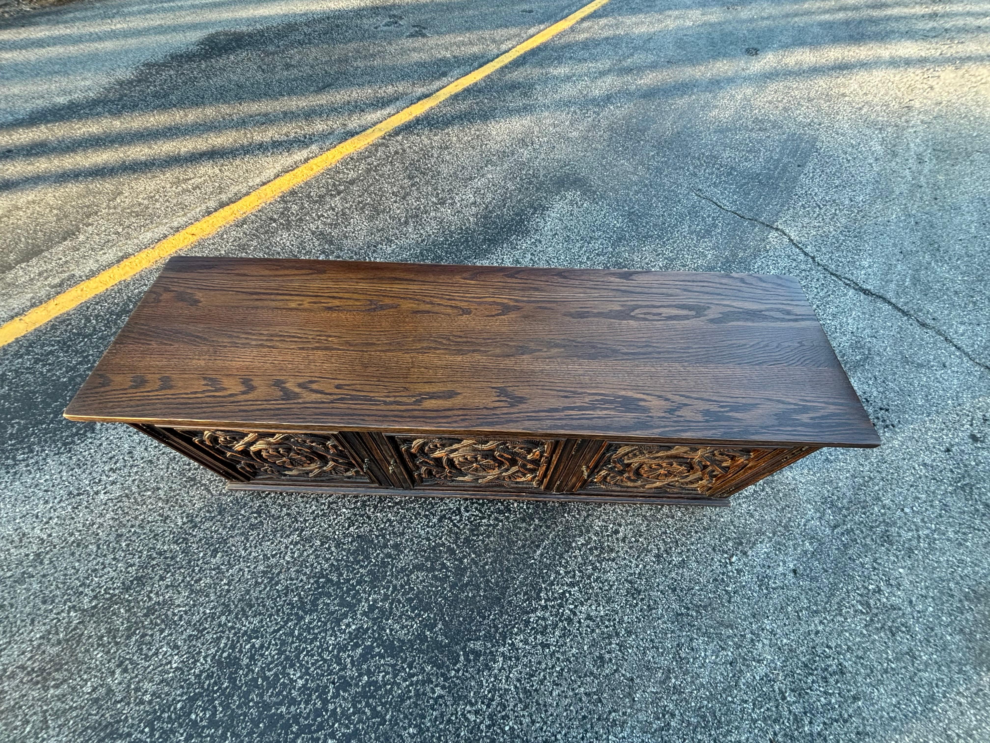 Américain Crédence Jamestown Lounge Company vintage sculptée à motifs floraux en vente