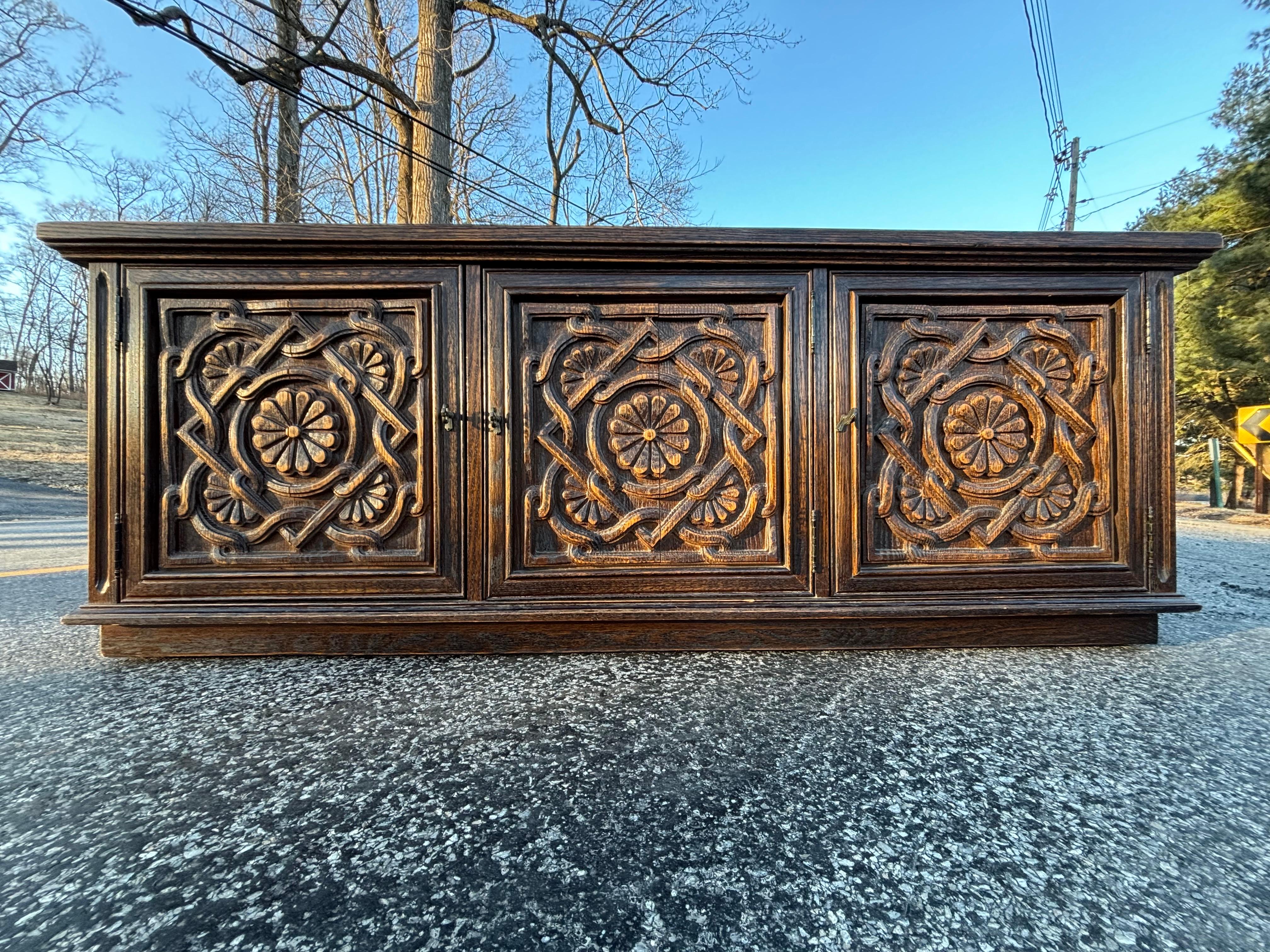Chêne Crédence Jamestown Lounge Company vintage sculptée à motifs floraux en vente