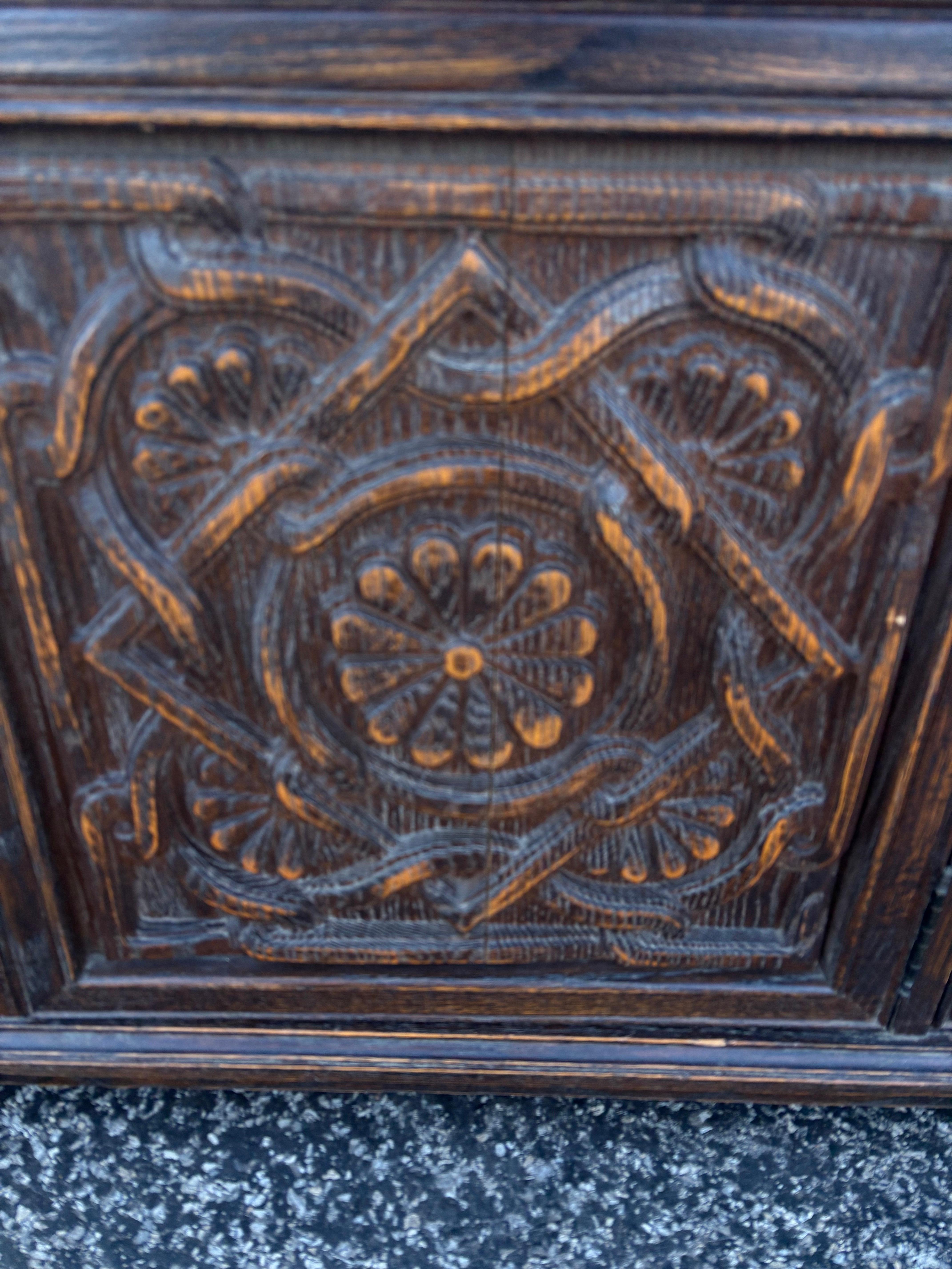 Crédence Jamestown Lounge Company vintage sculptée à motifs floraux en vente 2