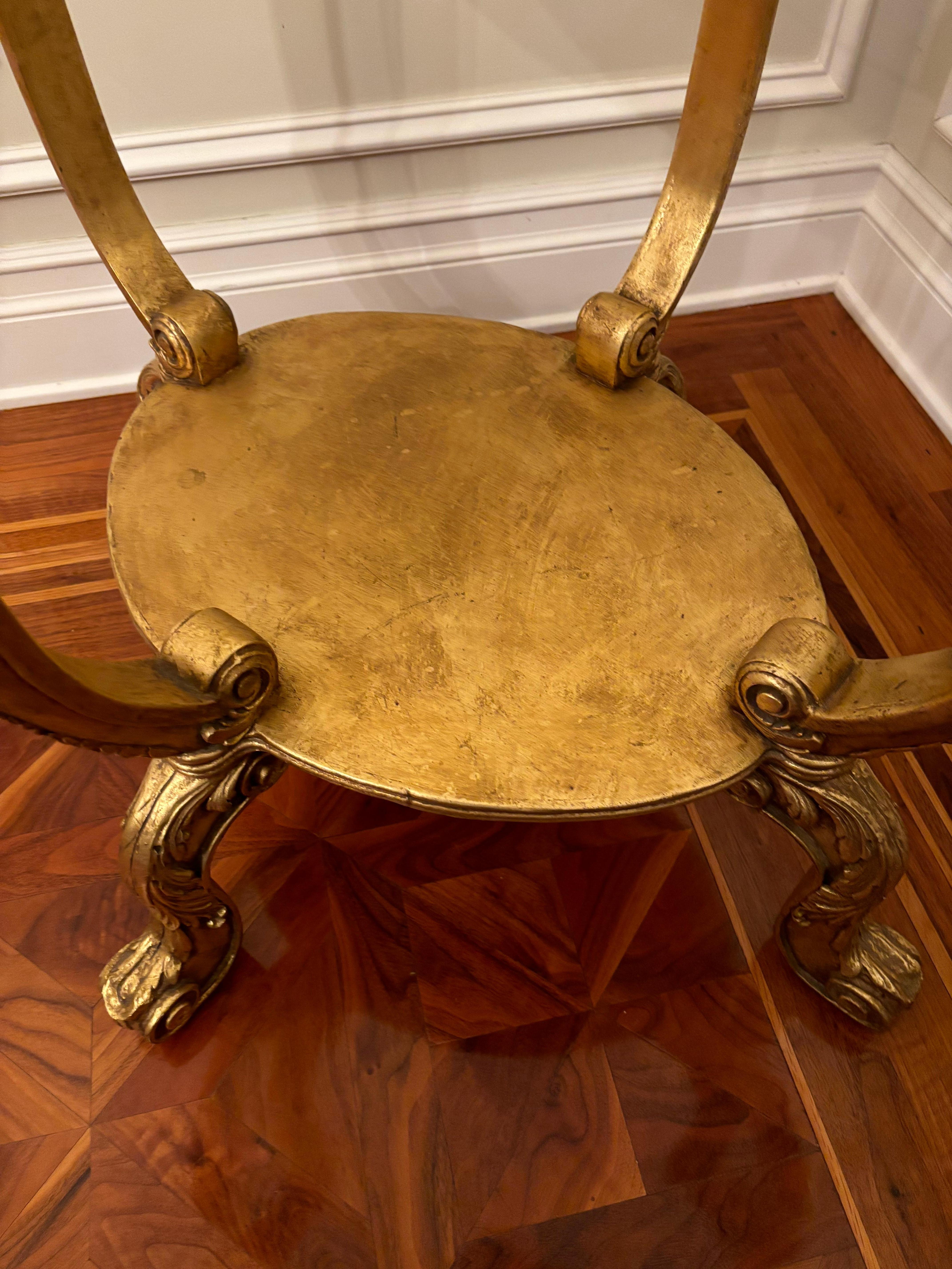 Luigi XV Tavolo da esposizione a quadrifoglio dorato intagliato d'epoca con piano in vetro incastonato in vendita