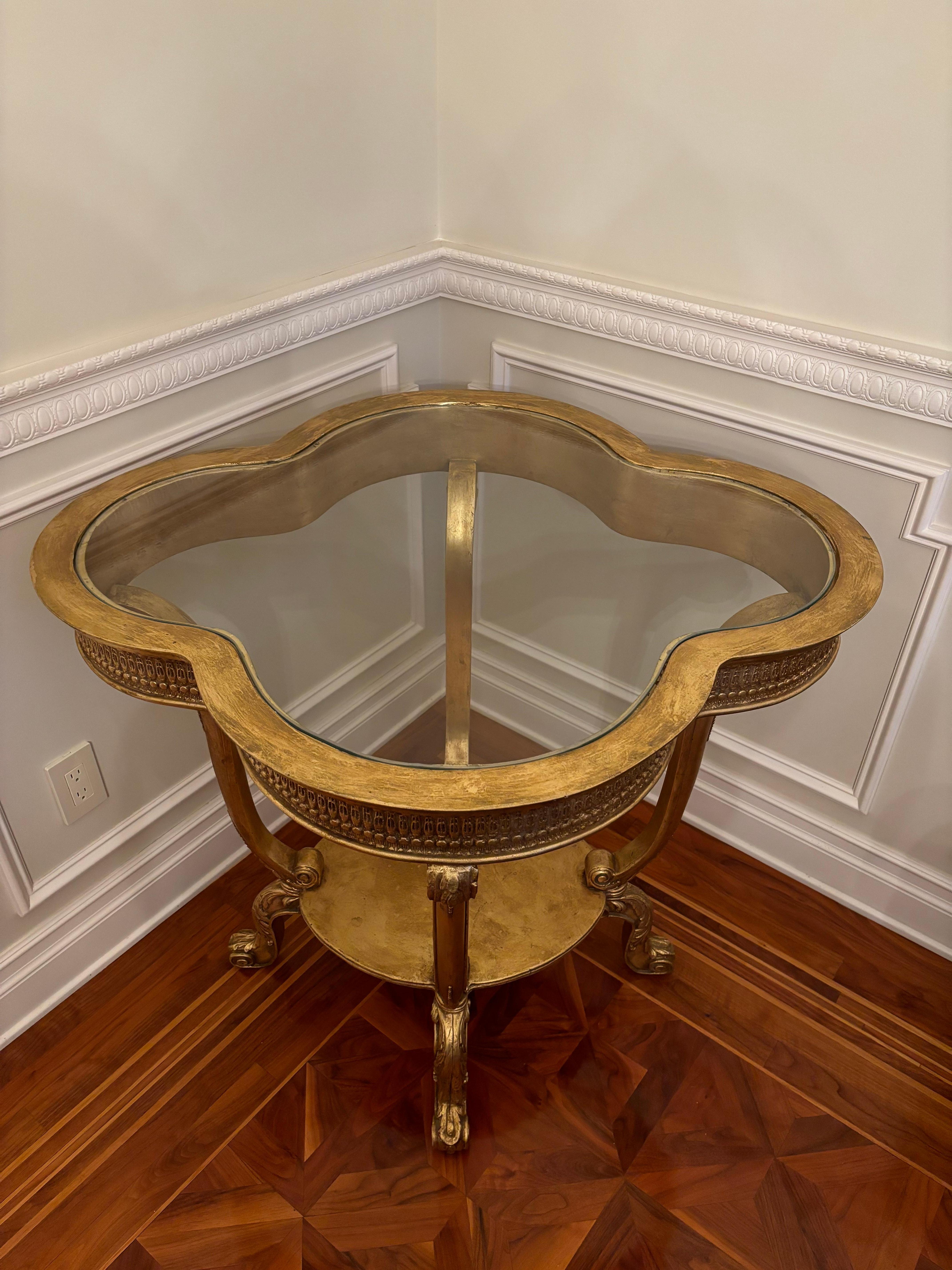 Americano Tavolo da esposizione a quadrifoglio dorato intagliato d'epoca con piano in vetro incastonato in vendita