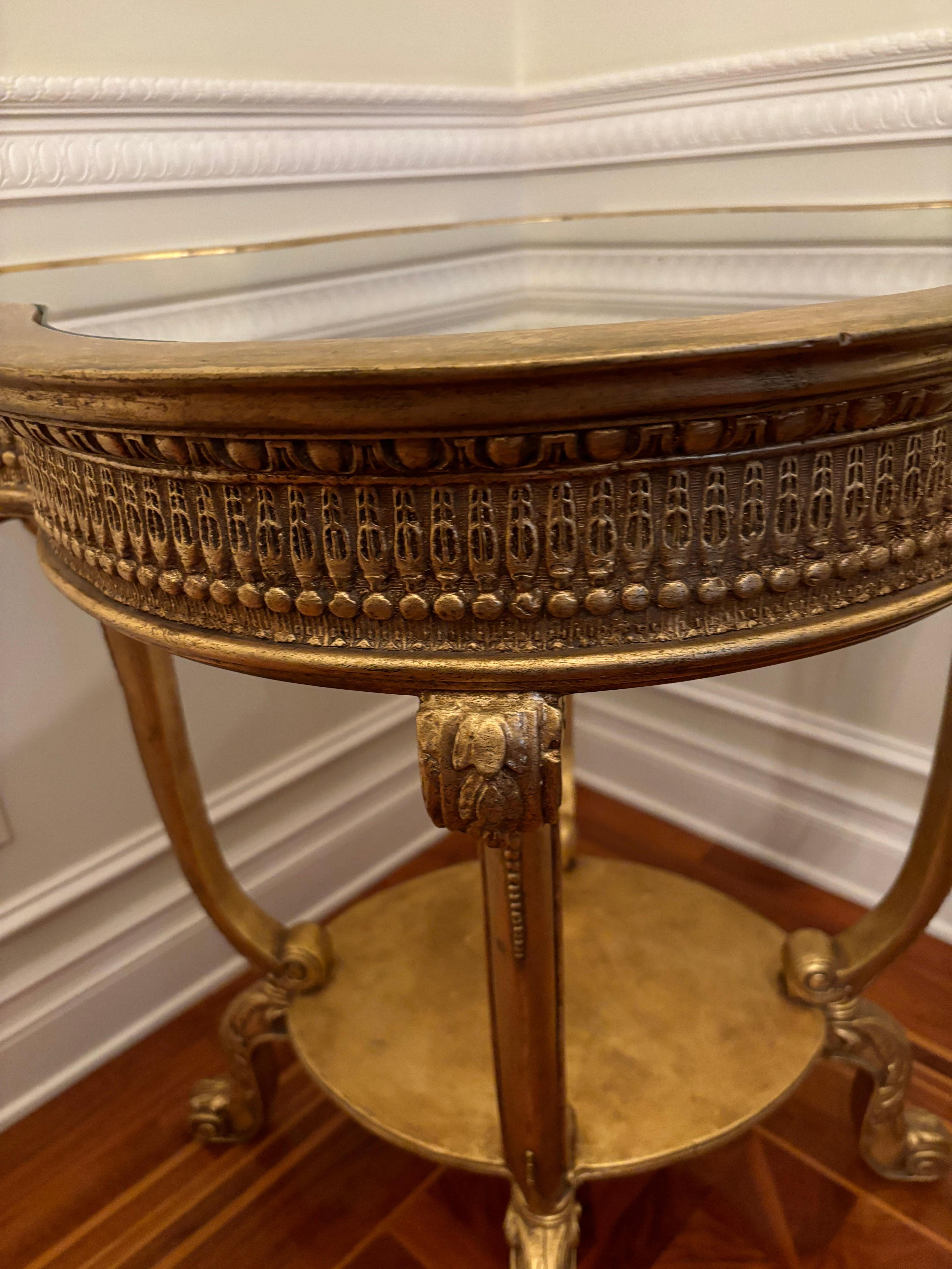 XXI secolo e contemporaneo Tavolo da esposizione a quadrifoglio dorato intagliato d'epoca con piano in vetro incastonato in vendita