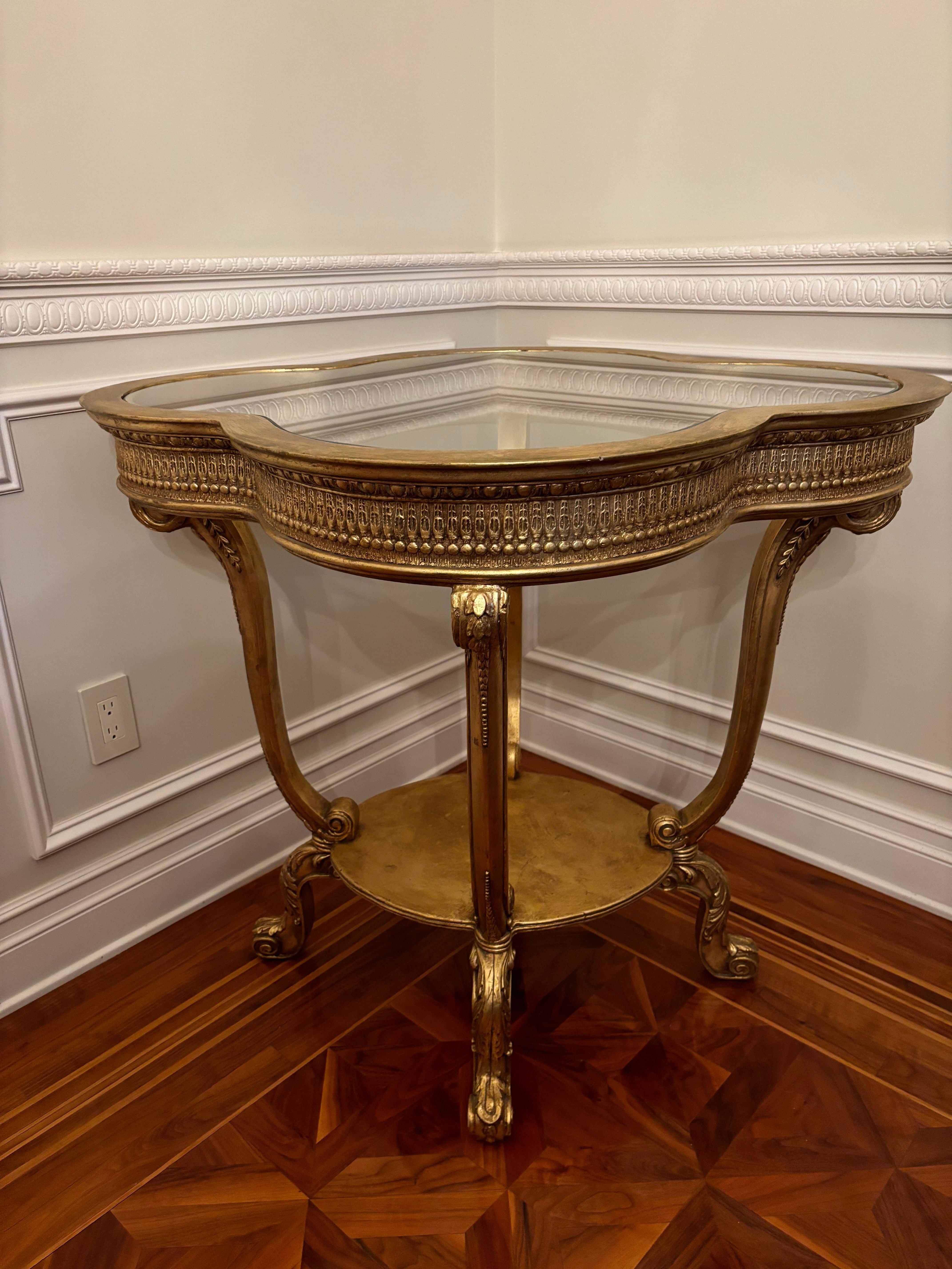 Vetro Tavolo da esposizione a quadrifoglio dorato intagliato d'epoca con piano in vetro incastonato in vendita