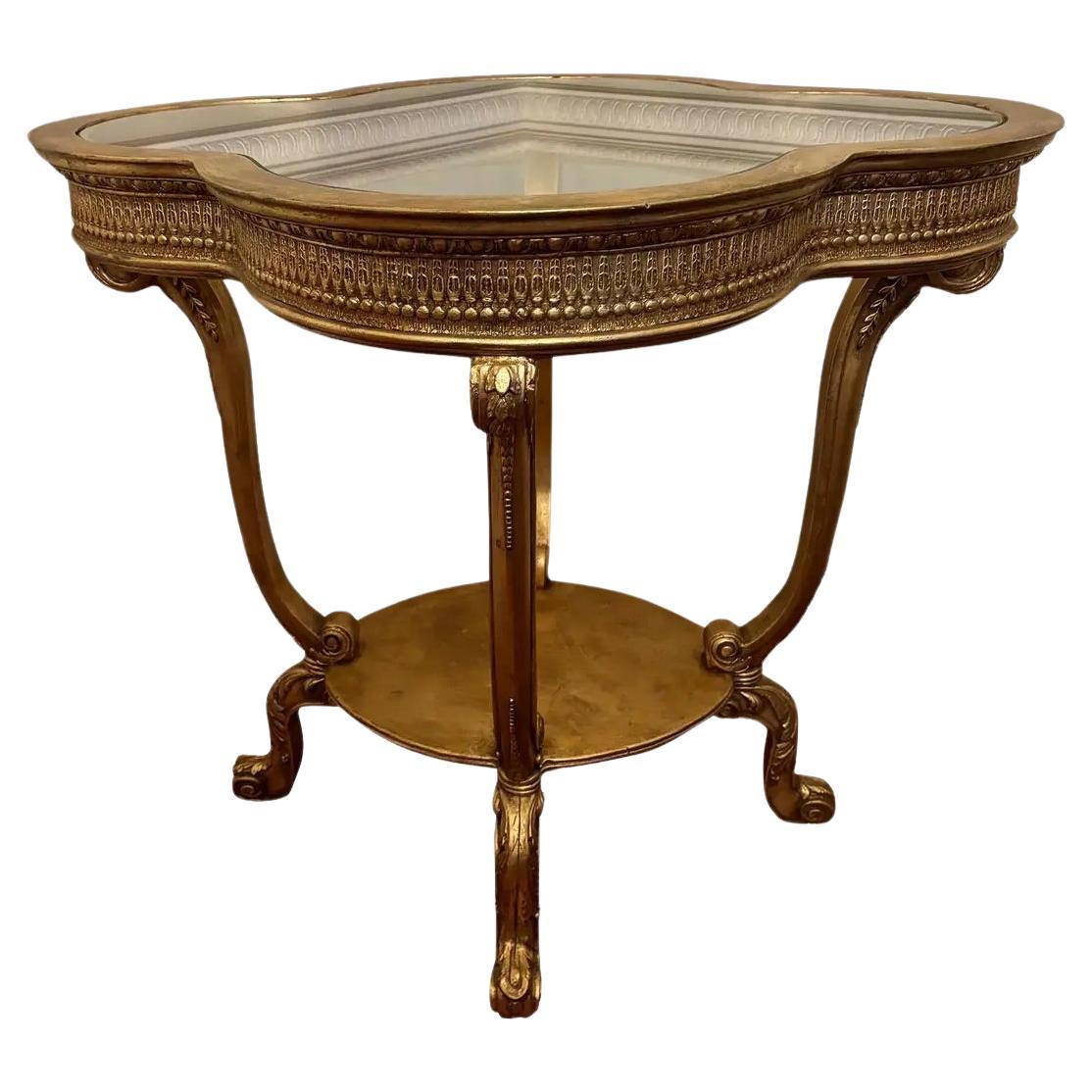Tavolo da esposizione a quadrifoglio dorato intagliato d'epoca con piano in vetro incastonato in vendita