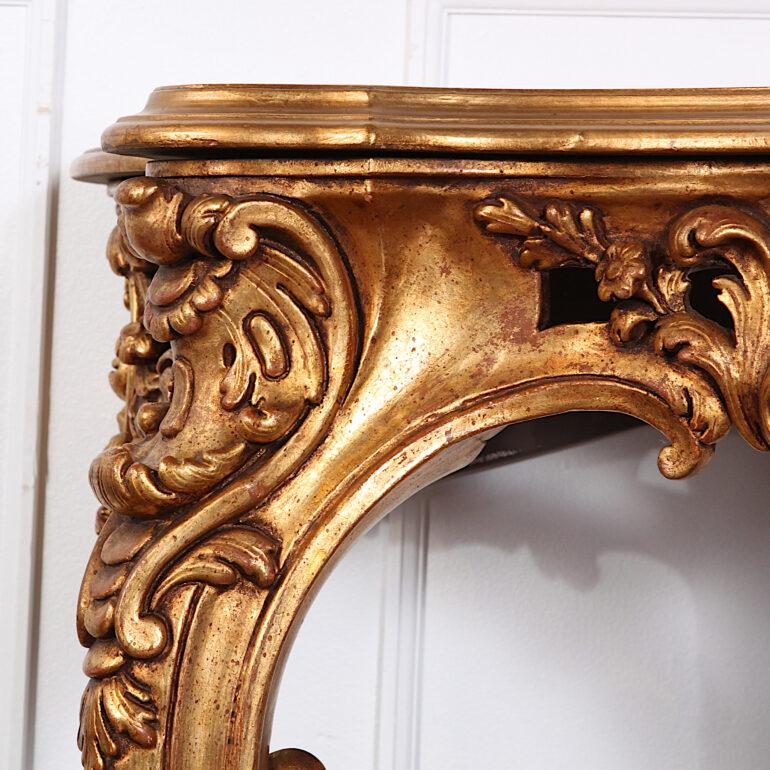 Geschnitzter vergoldeter Konsolentisch im Louis-XV-Stil (Französisch) im Angebot