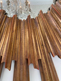 Specchio d'epoca intagliato in legno dorato a raggiera