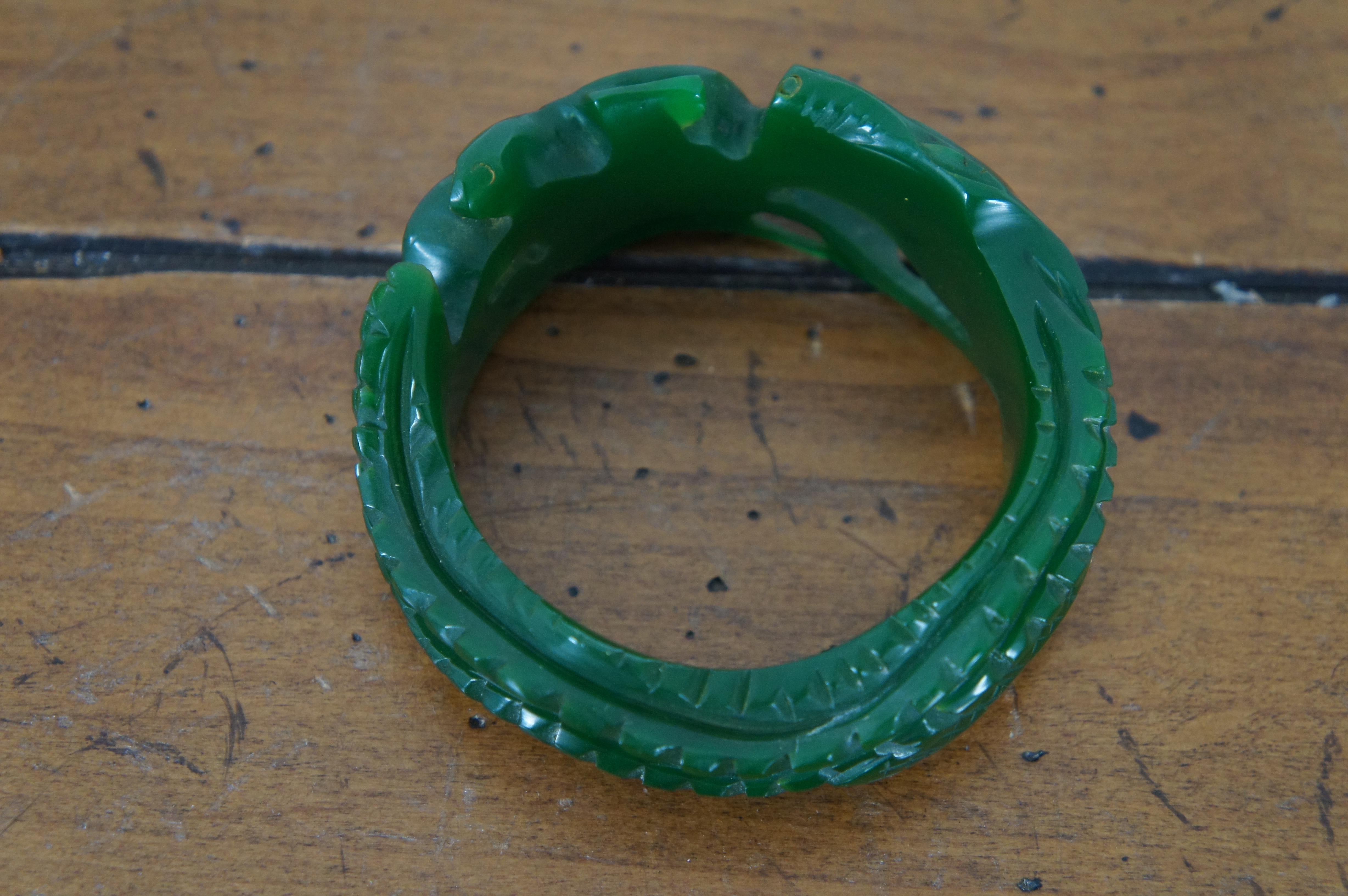 Vintage Carved Green Bakelite Alligator Crocodile Turtle Bangle Bracelet For Sale 1