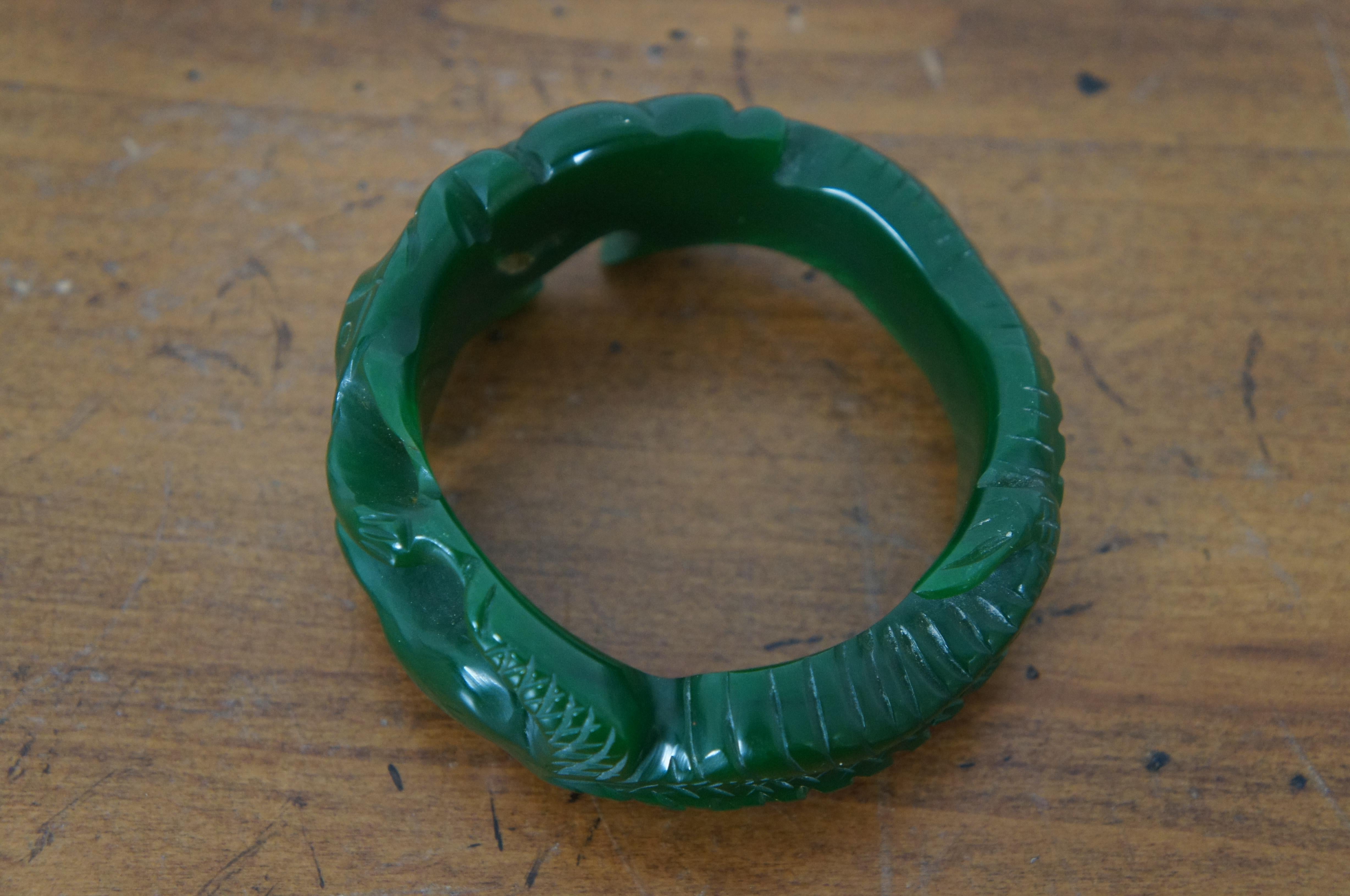 Vintage Carved Green Bakelite Alligator Crocodile Turtle Bangle Bracelet For Sale 2