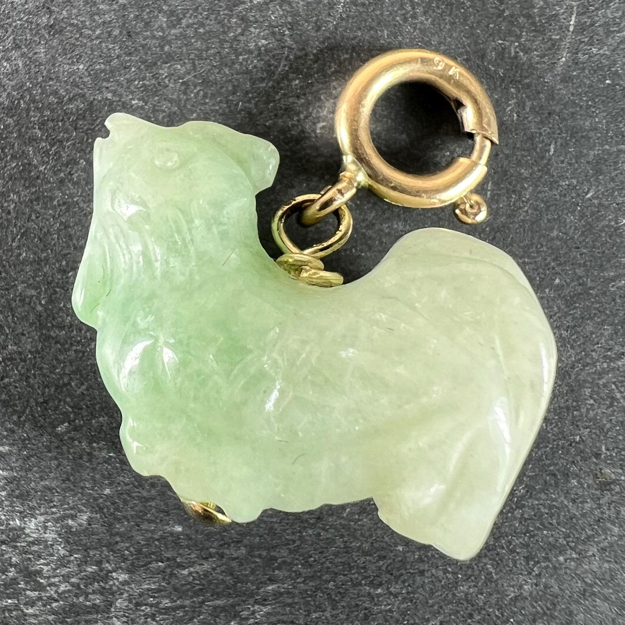 Pendentif à breloque vintage en or jaune 9 carats (9K) conçu comme un coq en jadéite verte sculptée. Estampillé 9K pour l'or 9 carats sur l'anneau à ressort.

Dimensions : 1,8 x 2,3 x 1,15 cm (sans l'anneau de saut) : 1+2=8] 1,8 x 2,3 x 1,15 cm
