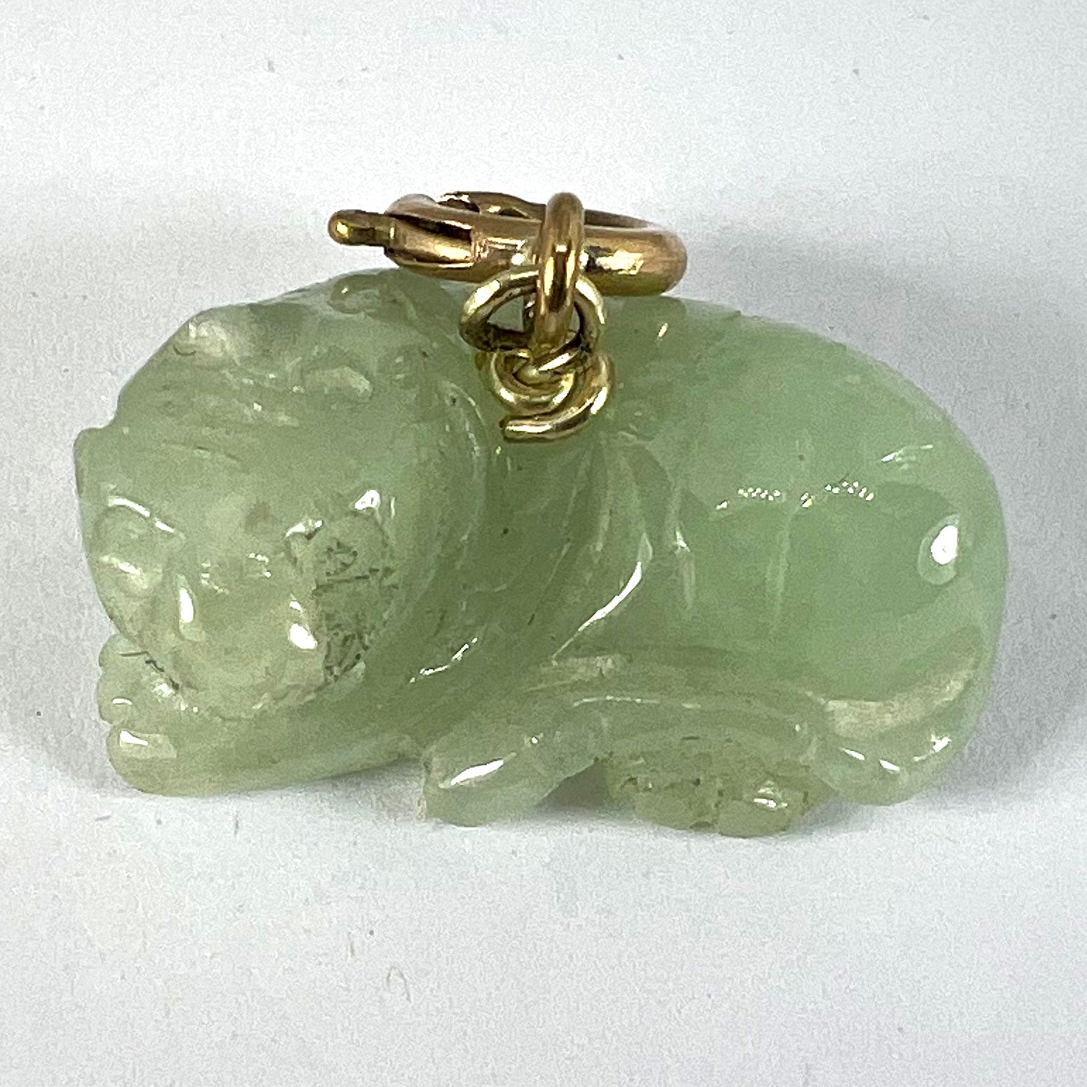 Ciondolo Charm d'epoca in oro giallo 9K con tigre di giada verde intagliata in vendita 9