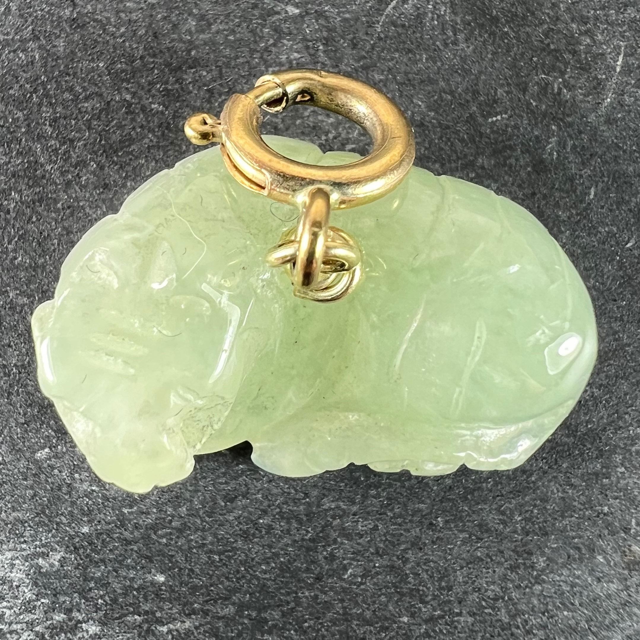 Un ciondolo vintage in oro giallo a 9 carati (9K) disegnato come una tigre di giada verde intagliata. Timbro 375 per oro 9 carati sull'anello a molla.

Dimensioni: 1,2 x 2,4 x 1,6 cm (escluso l'anello di sospensione)
Peso: 5.14 grammi 
(Catena non
