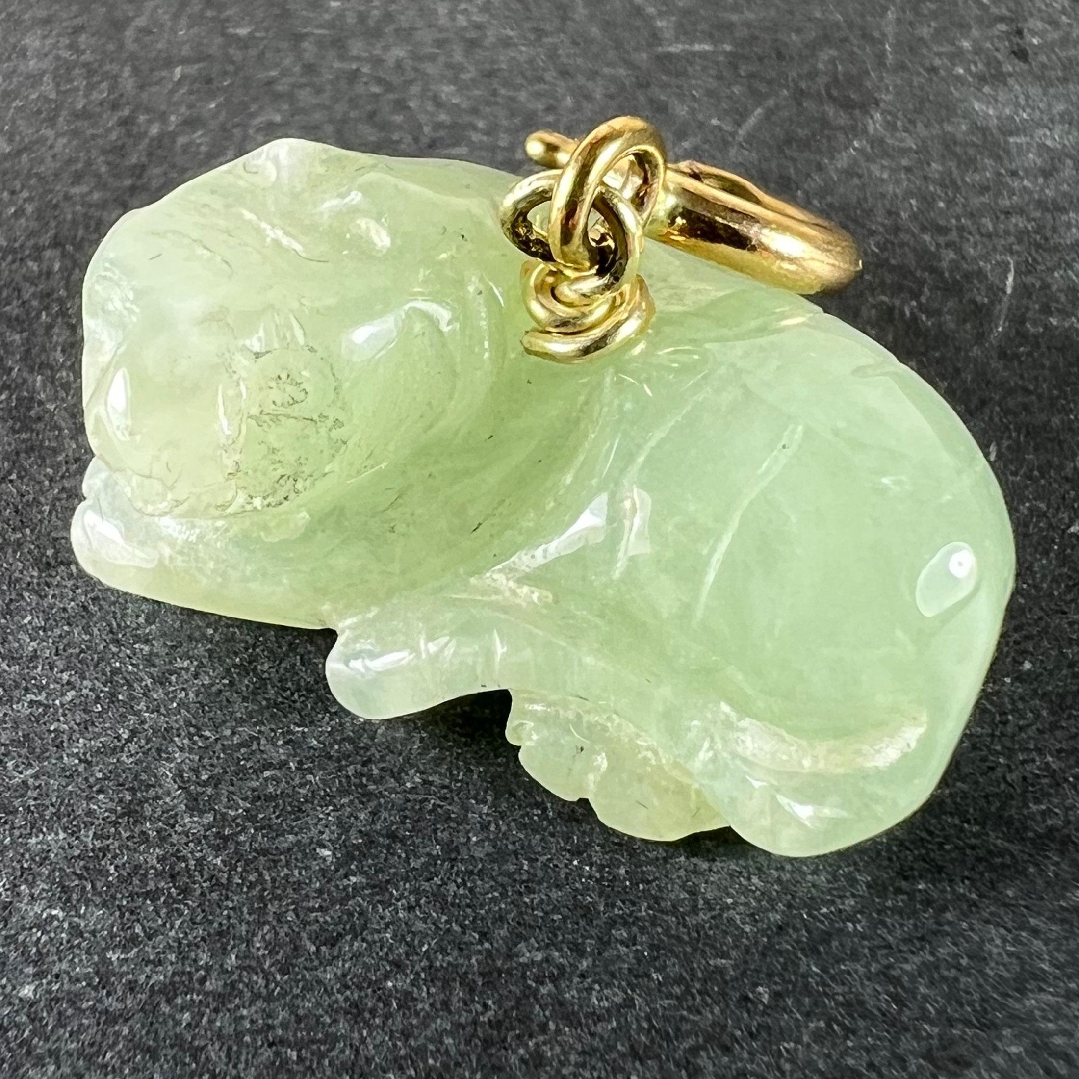 Perlina Ciondolo Charm d'epoca in oro giallo 9K con tigre di giada verde intagliata in vendita