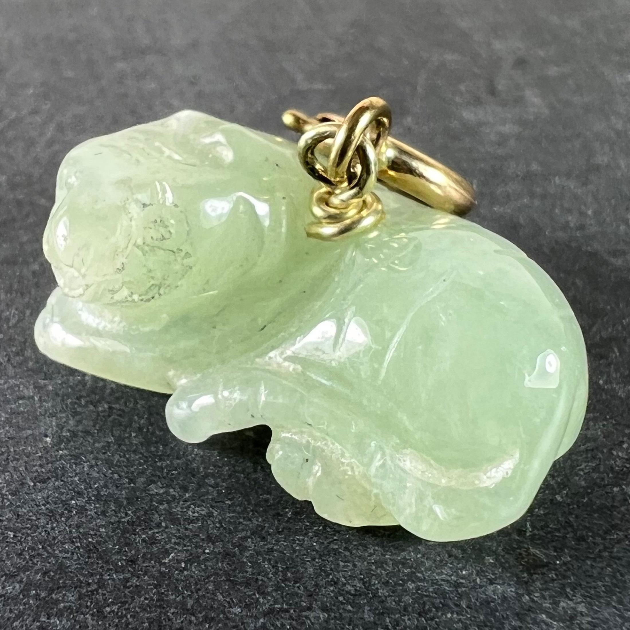 Ciondolo Charm d'epoca in oro giallo 9K con tigre di giada verde intagliata In condizioni buone in vendita a London, GB