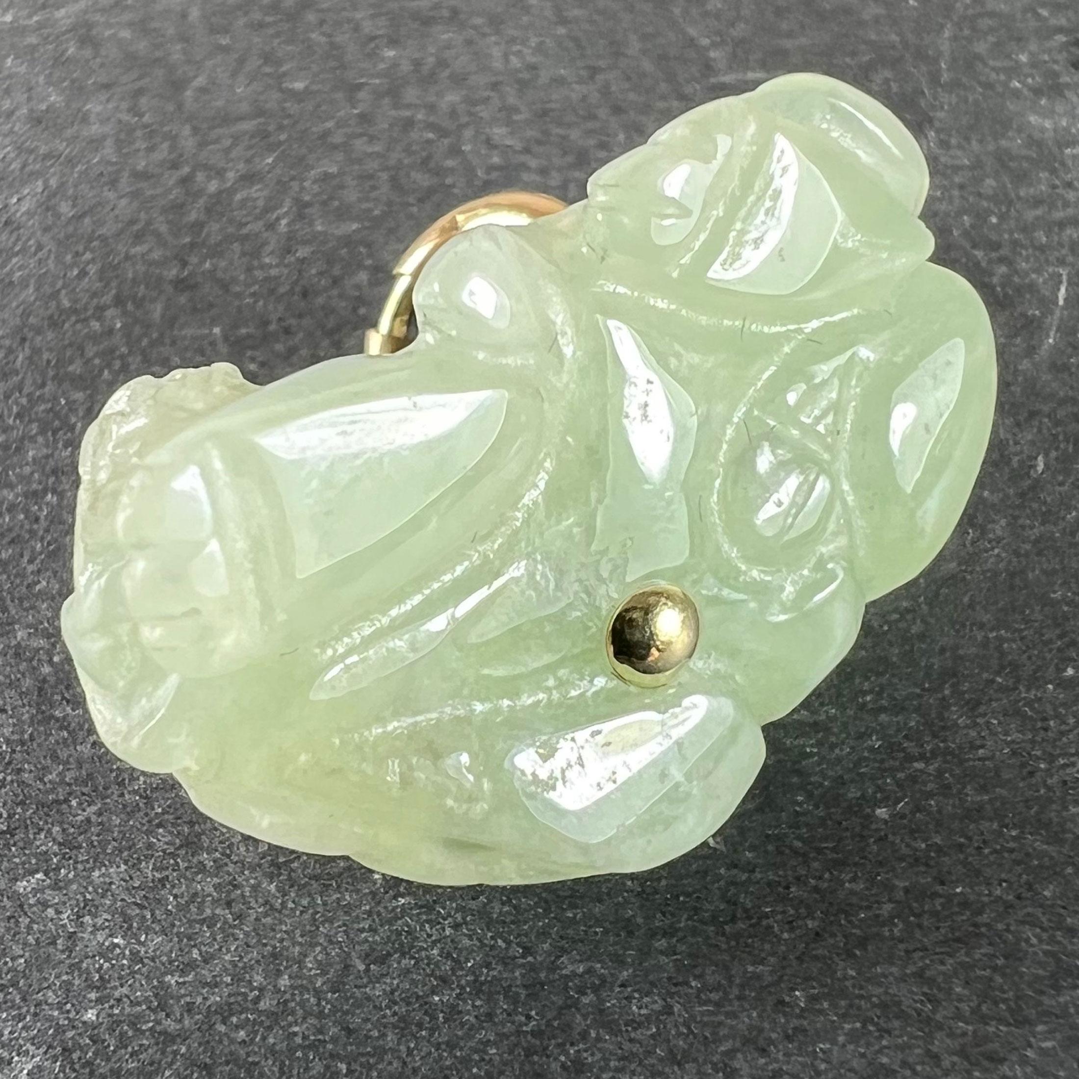 da uomo o donna Ciondolo Charm d'epoca in oro giallo 9K con tigre di giada verde intagliata in vendita