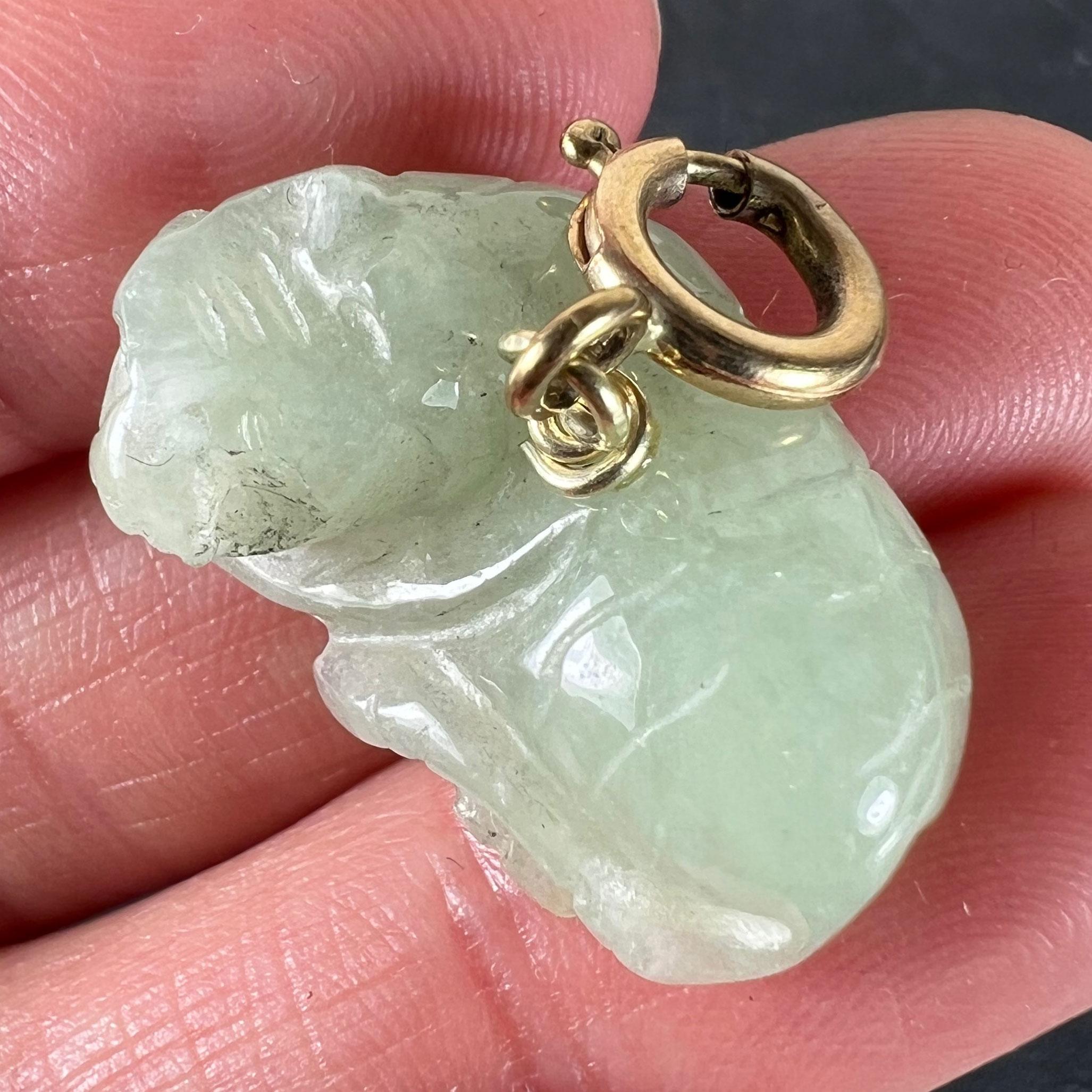 Ciondolo Charm d'epoca in oro giallo 9K con tigre di giada verde intagliata in vendita 2
