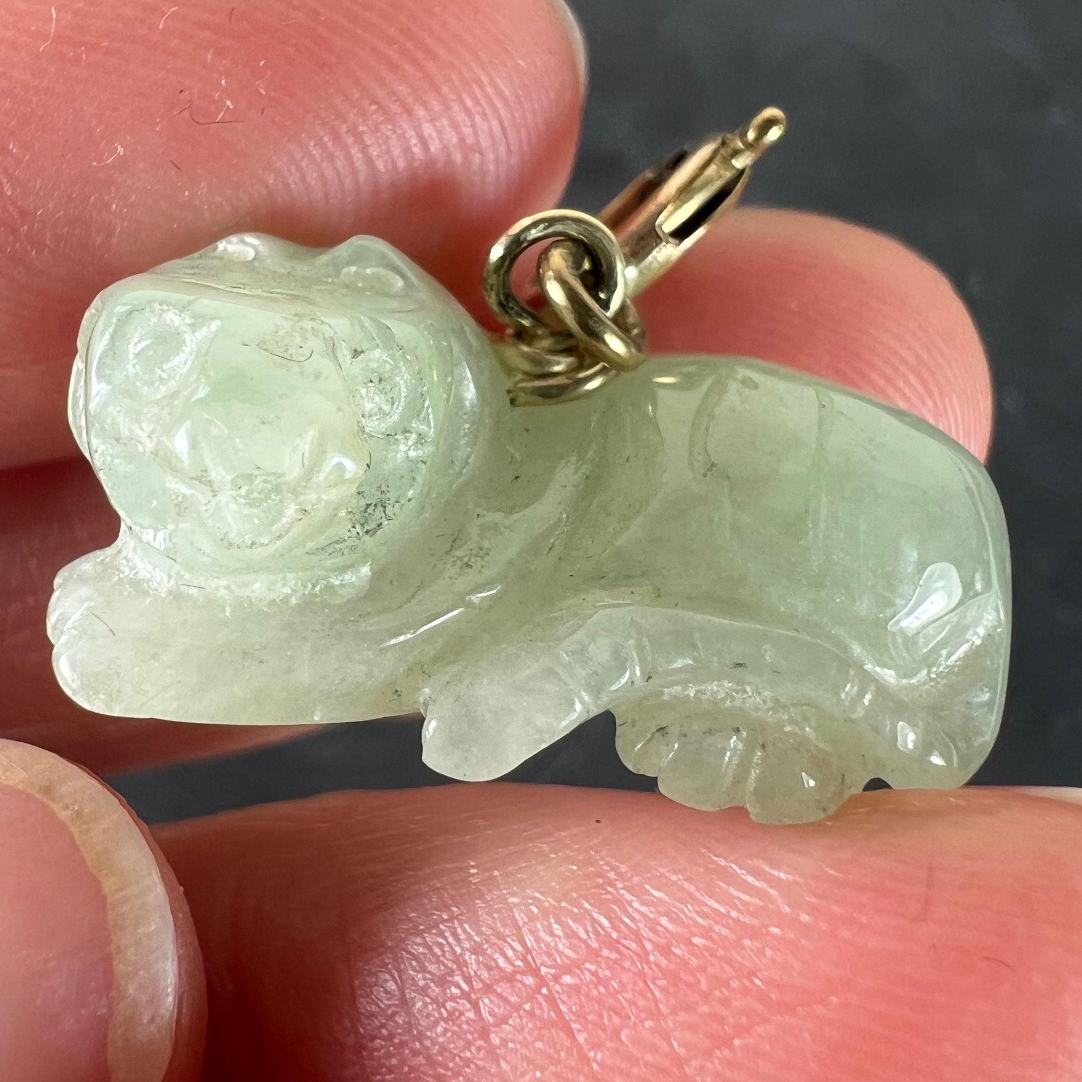 Ciondolo Charm d'epoca in oro giallo 9K con tigre di giada verde intagliata in vendita 3