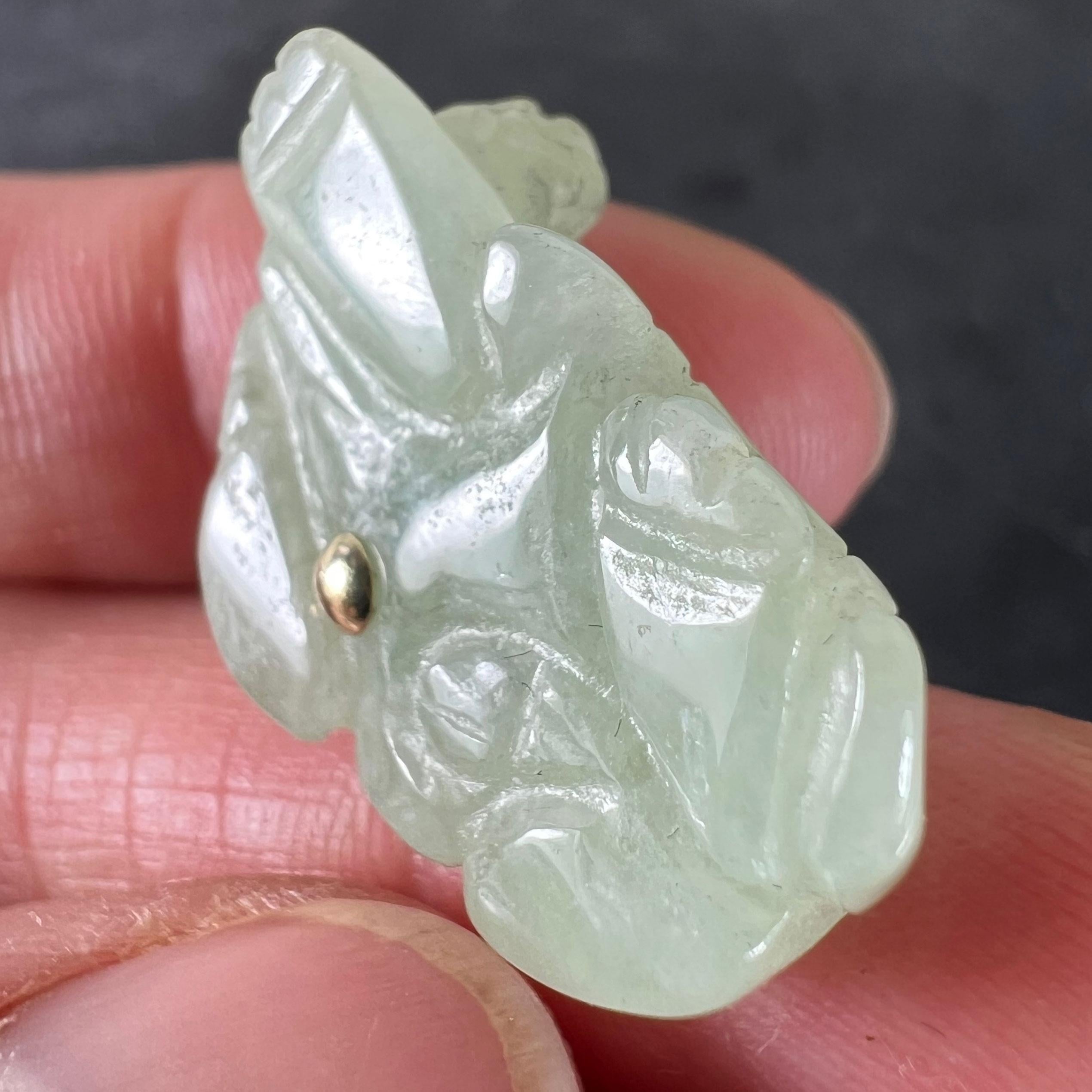 Ciondolo Charm d'epoca in oro giallo 9K con tigre di giada verde intagliata in vendita 4