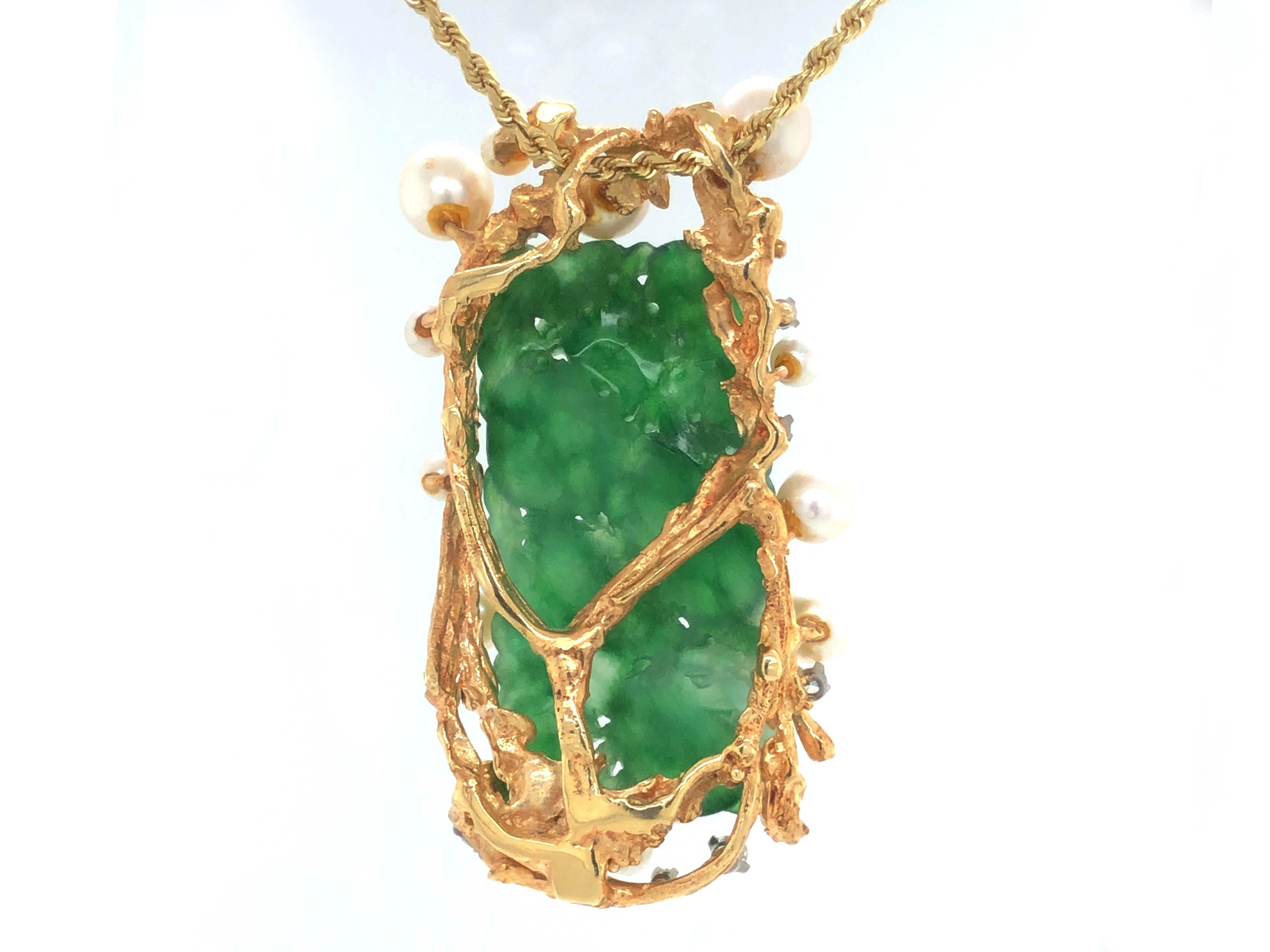 Vintage Carved Green Jadeite Jade, Diamond and Pearl Pendant in 14k Yellow Gold In Good Condition For Sale In Honolulu, HI