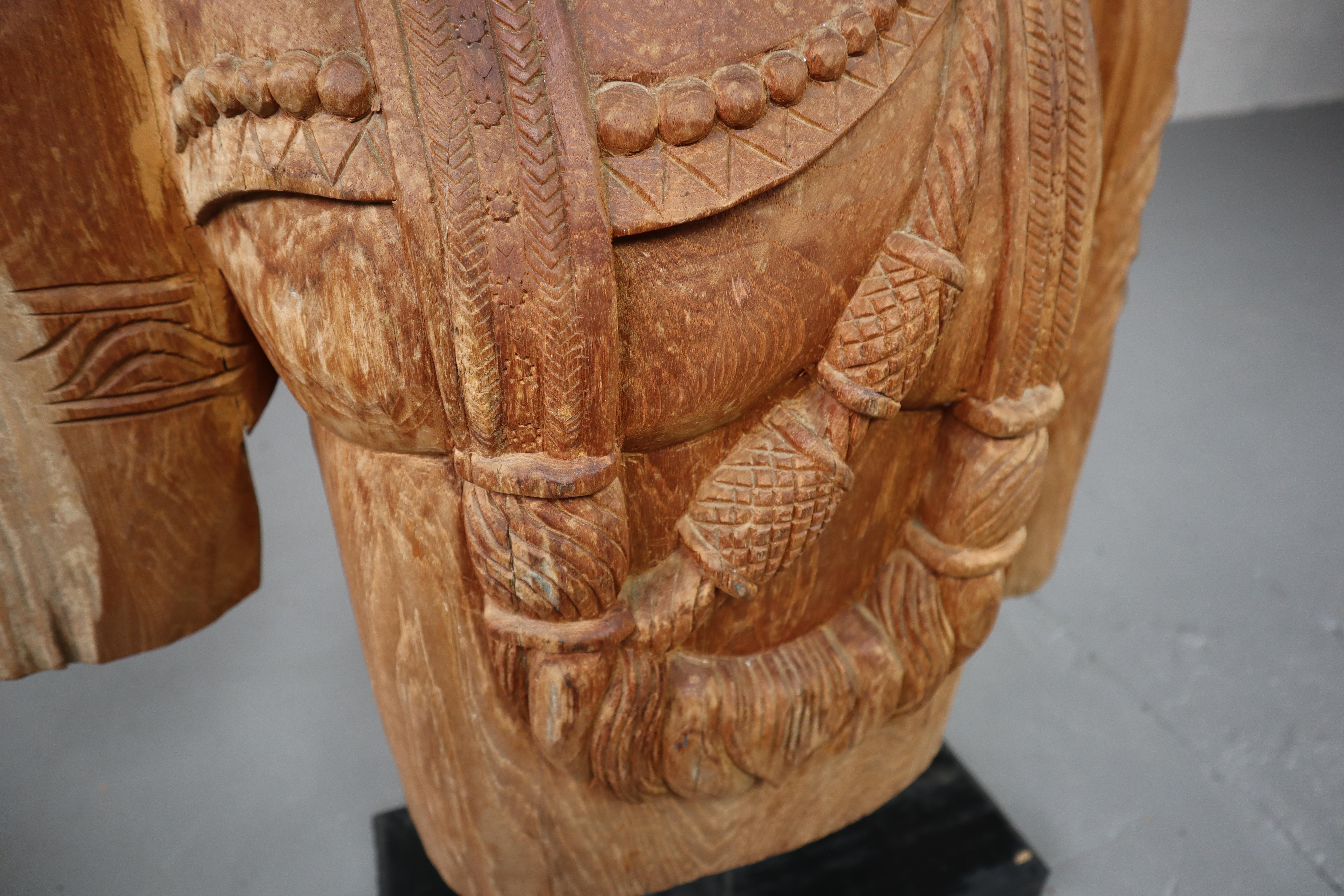 Vintage Carved Hard Wood Buddha Statue on Pedestal In Good Condition In Langemark-Poelkapelle, BE