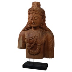 Statua di Buddha in legno duro intagliato d'epoca su piedistallo
