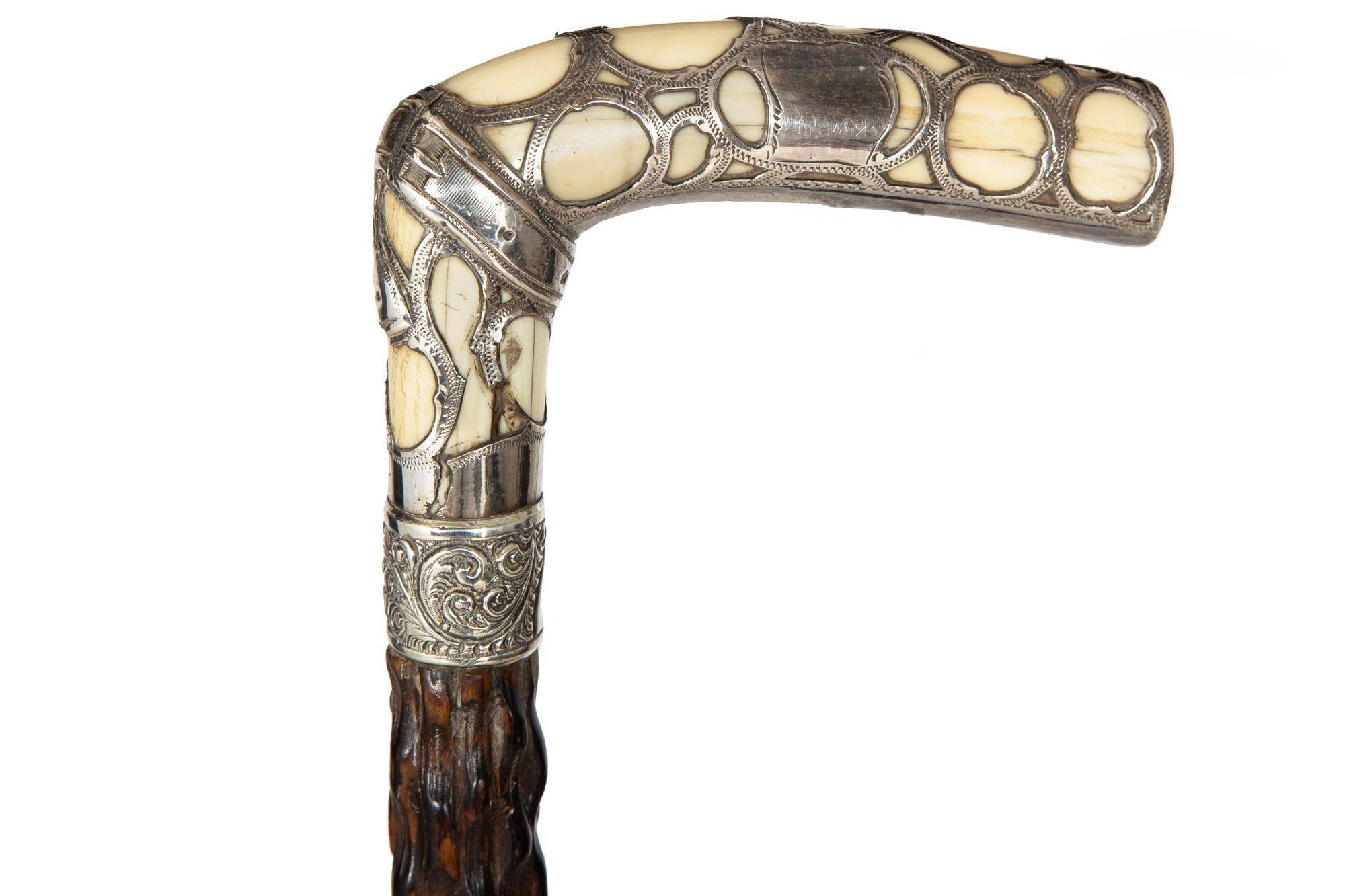 GESCHNITZTER HARTHOLZSTOCK MIT STERLINGSILBERÜBERZOGENEM GRIFF
Im Jugendstil, um das 20. Jahrhundert

34 1/2