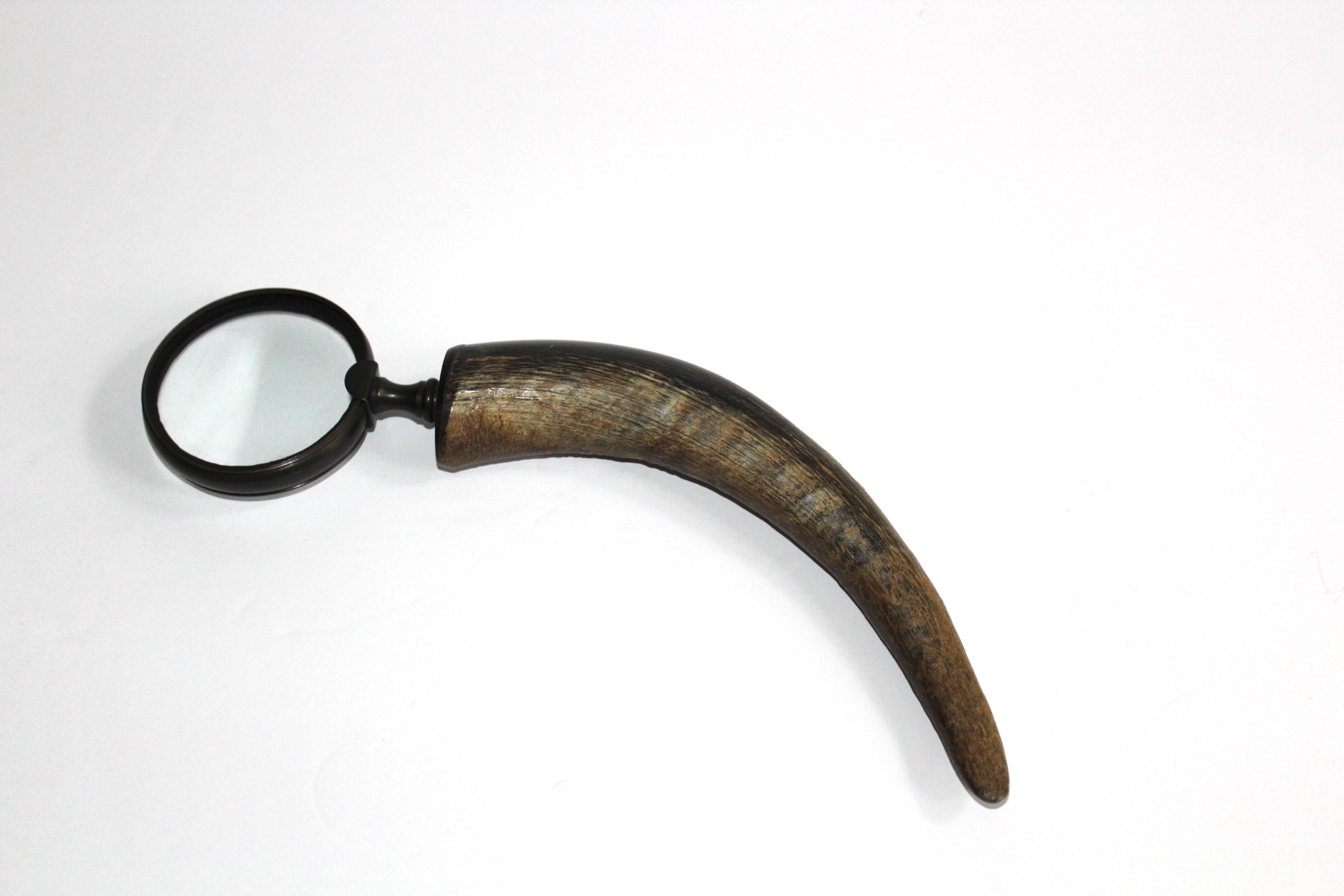 Vintage Carved Horn Magnifying Glass In Excellent Condition In Fort Lauderdale, FL