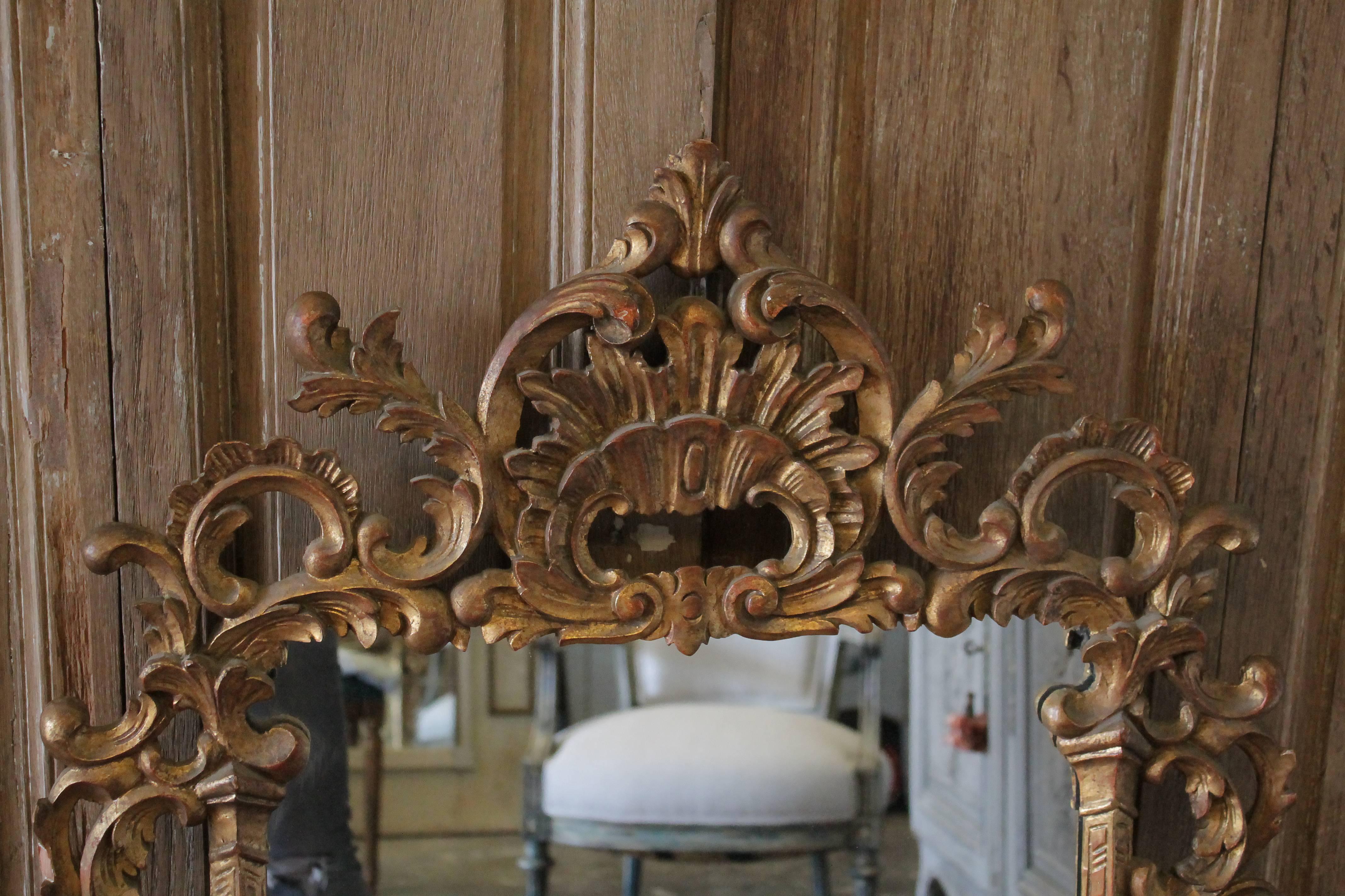 Vintage carved Italian giltwood mirror, the gilt is more of a matte, not extremely shiny.
Measures: 30.5