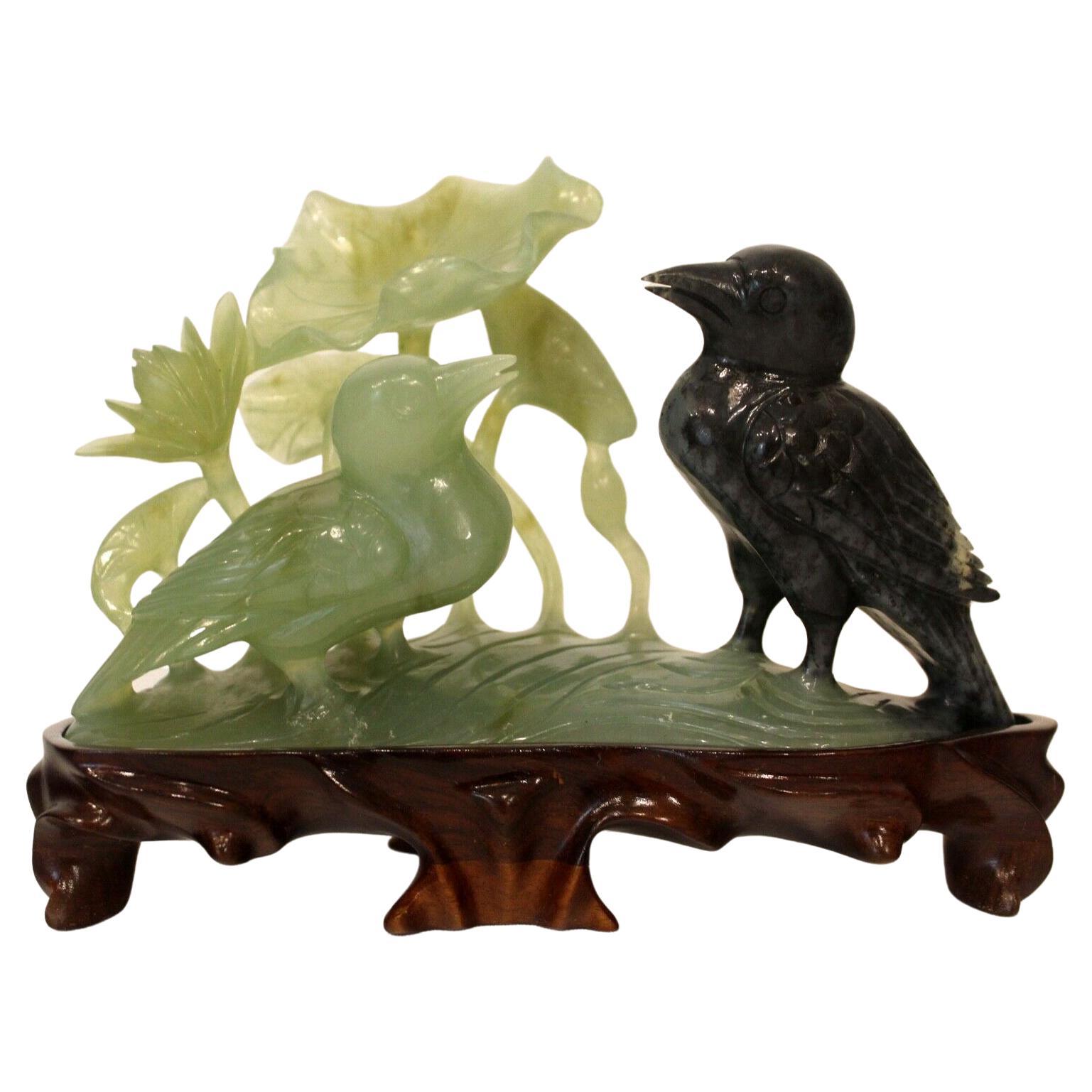 Oiseaux en jade sculptés vintage sur socle en bois
