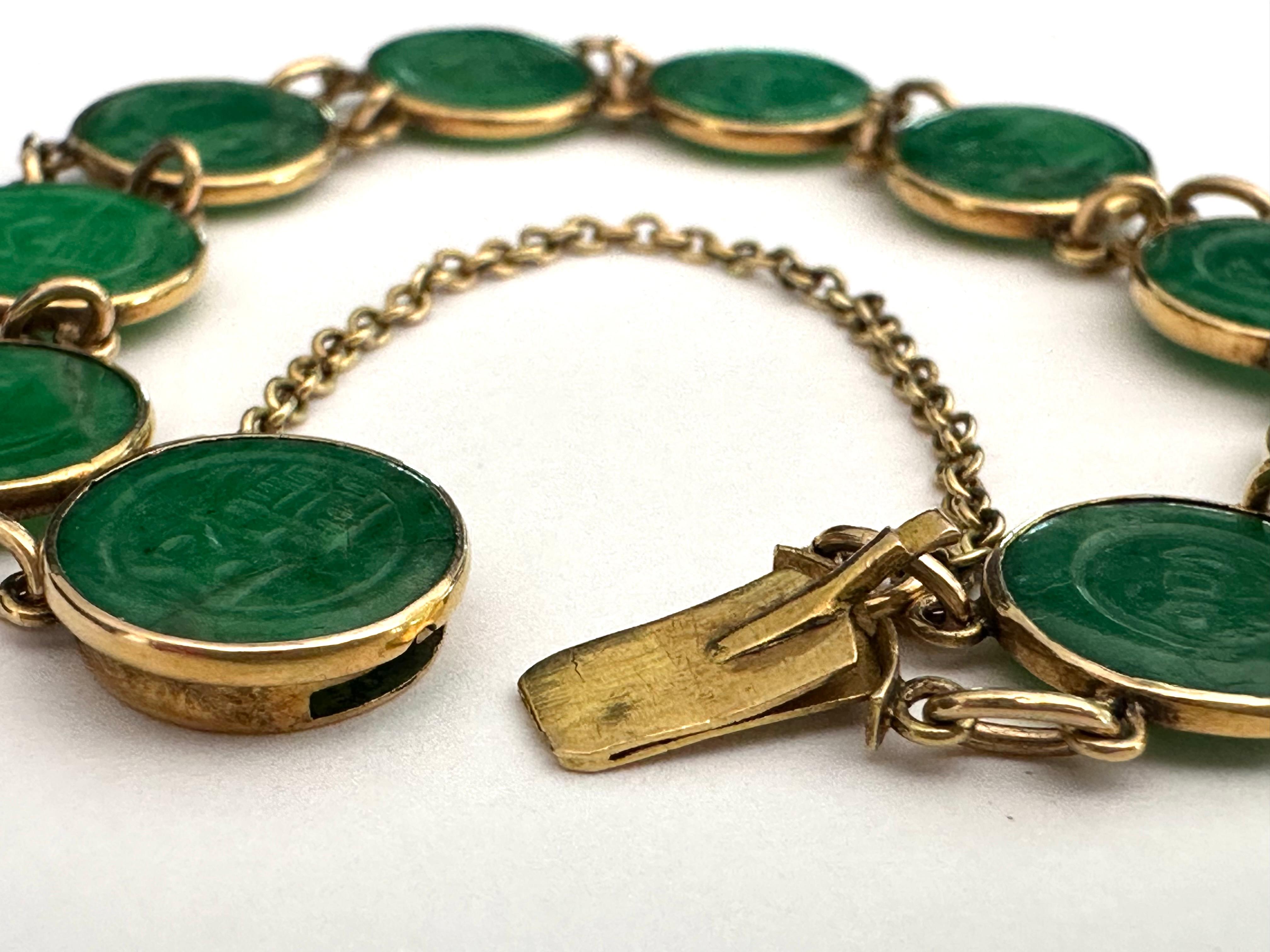Questo bracciale vintage a maglie presenta dieci placche circolari di giada naturale intagliata incastonate in oro giallo 15 carati (quindi di origine britannica). Il bracciale misura 6 pollici di diametro. 


