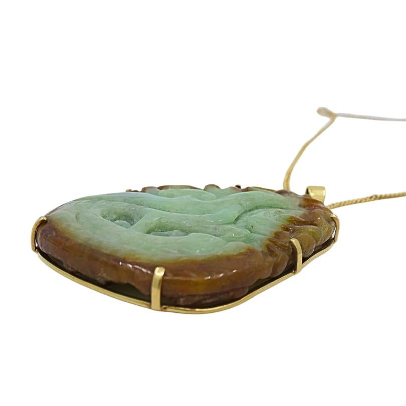 Vintage Carved Jade Pendant 18k Gold Chain Necklace In Excellent Condition For Sale In Beverly Hills, CA