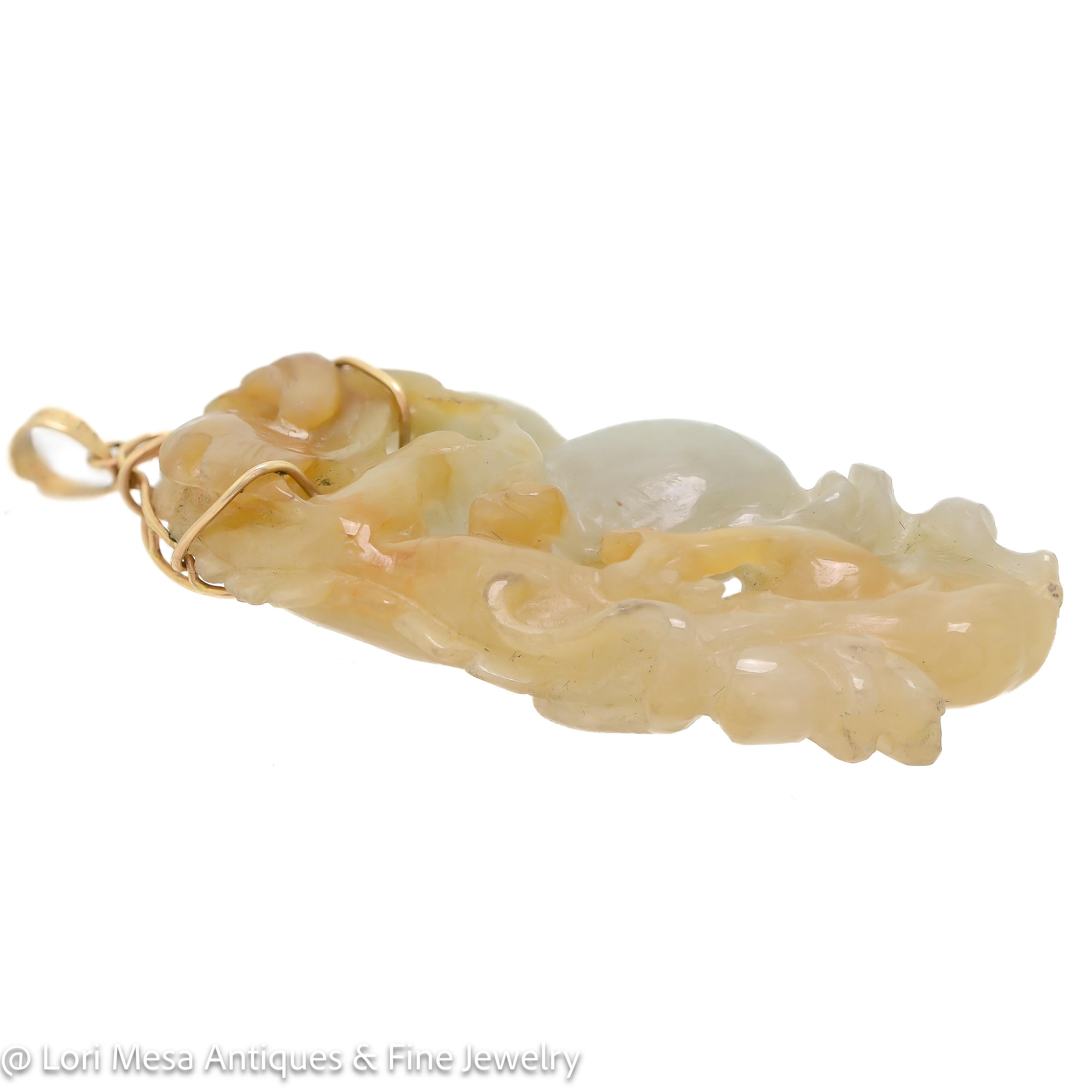 Vintage Carved Jade Pendant In Good Condition For Sale In Wheaton, IL