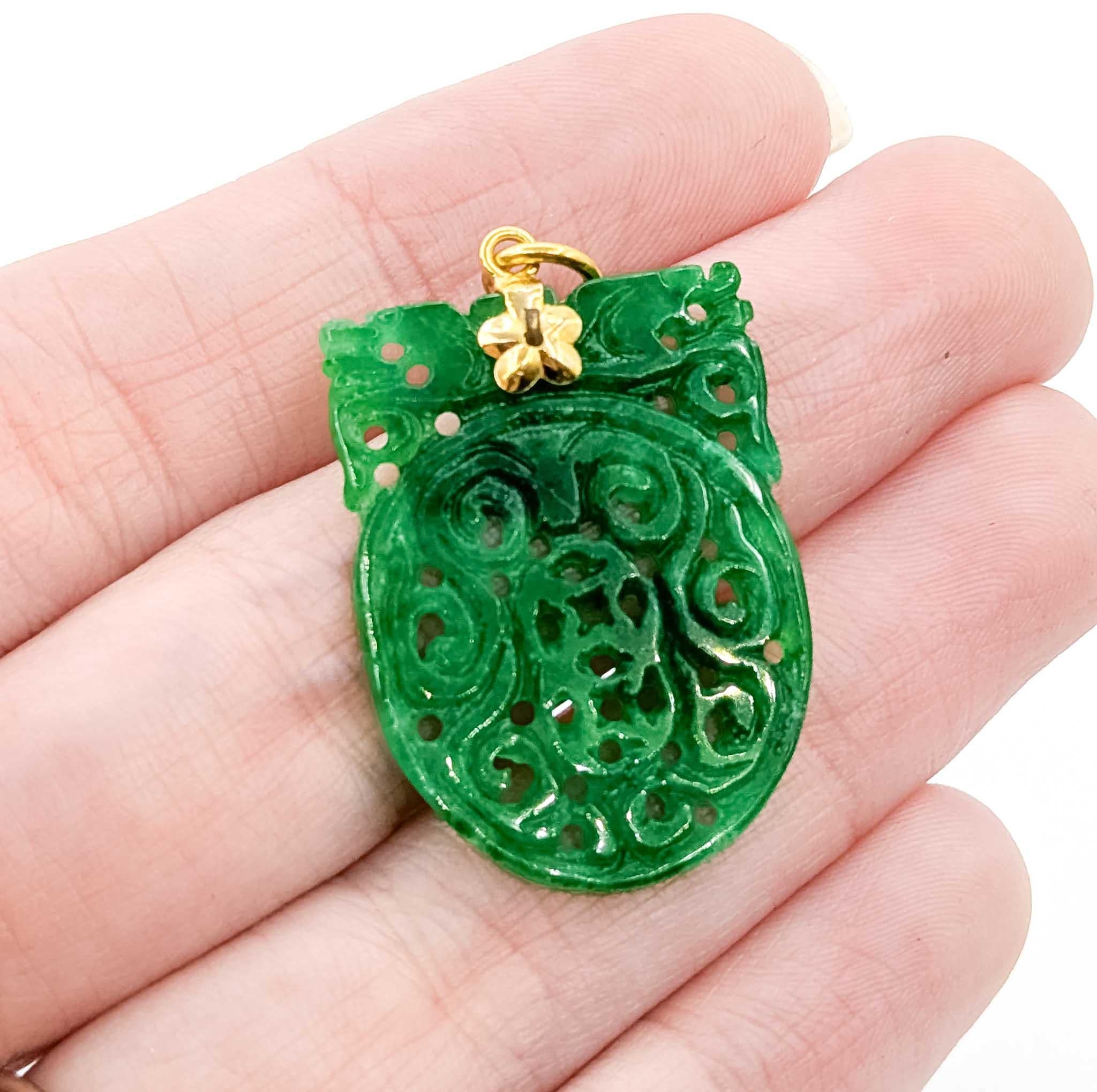 Taille simple Pendentif Vintage en Jade sculpté en or jaune 14k en vente