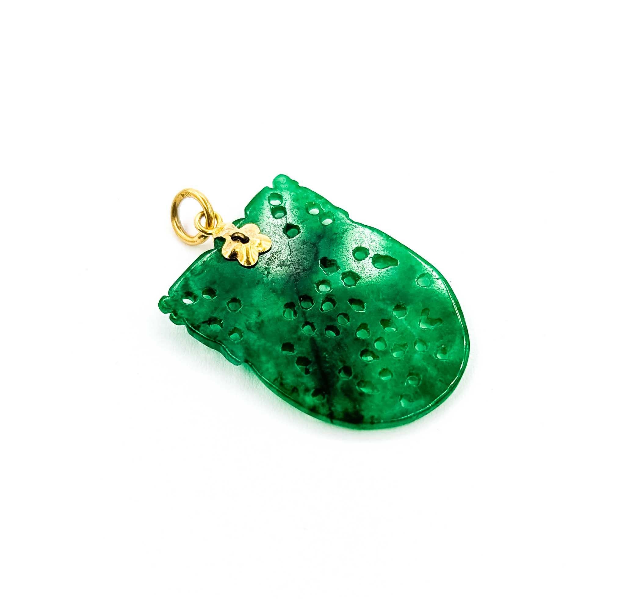 Pendentif Vintage en Jade sculpté en or jaune 14k Pour femmes en vente