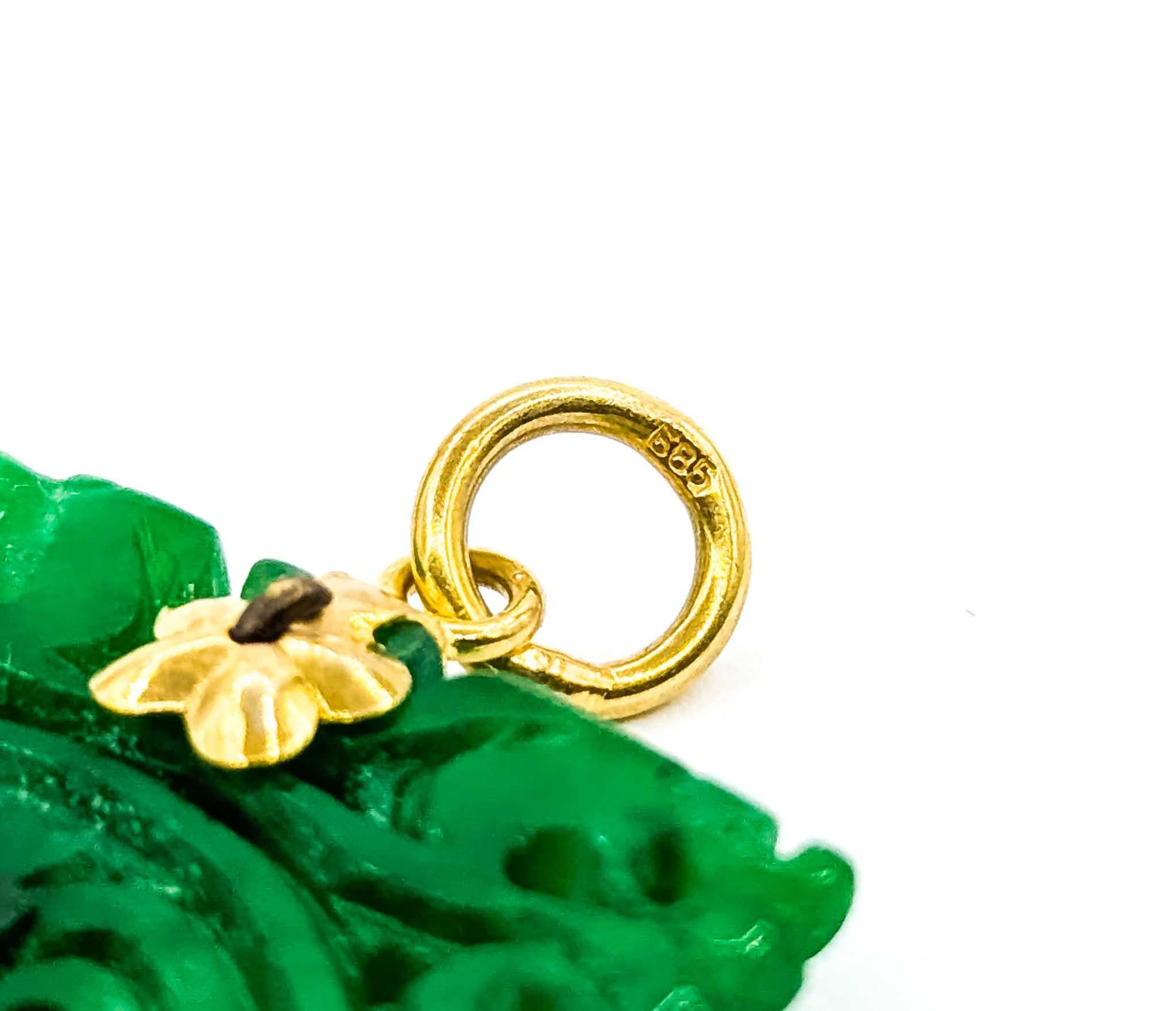 Pendentif Vintage en Jade sculpté en or jaune 14k en vente 1
