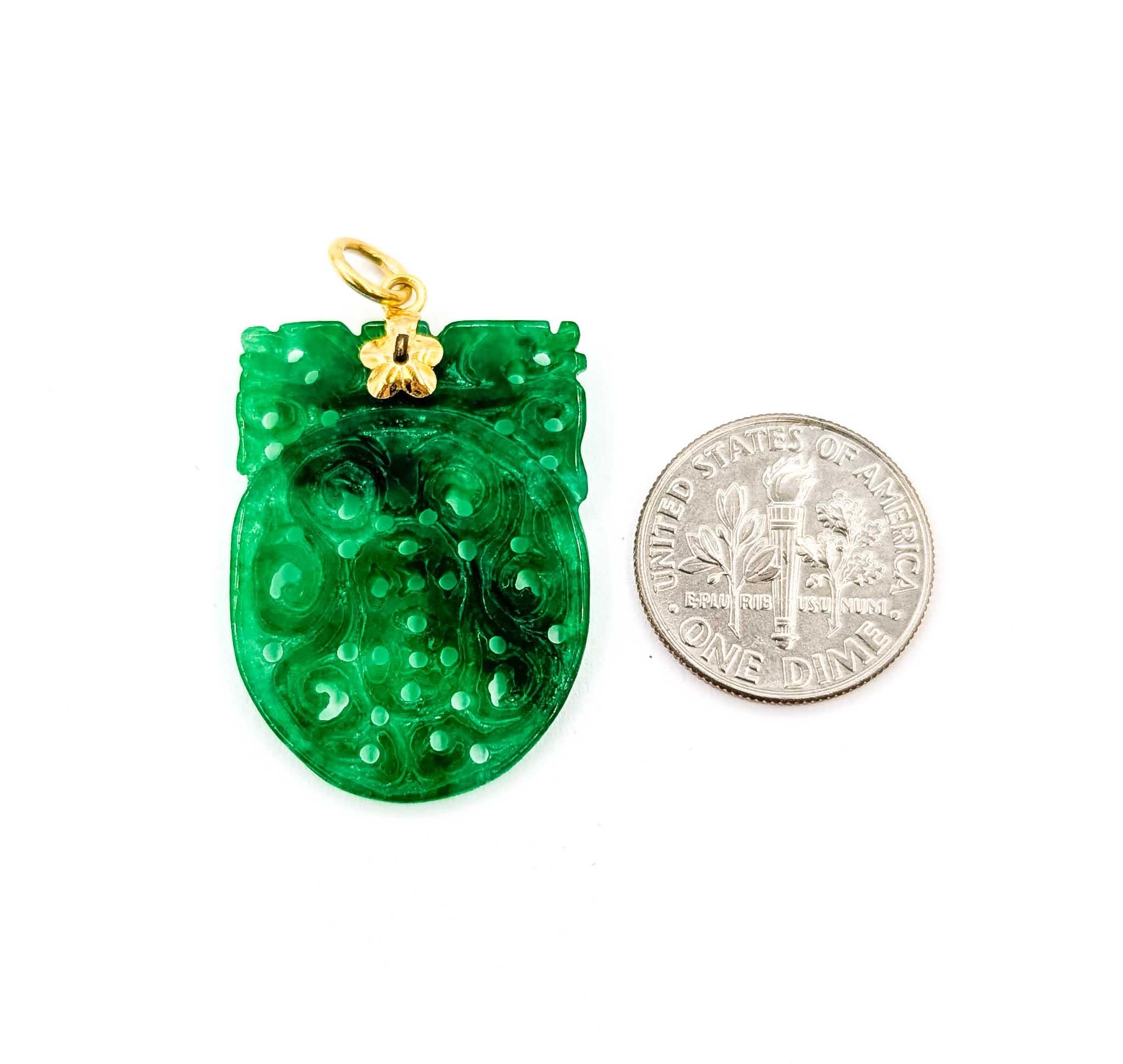 Pendentif Vintage en Jade sculpté en or jaune 14k en vente 2