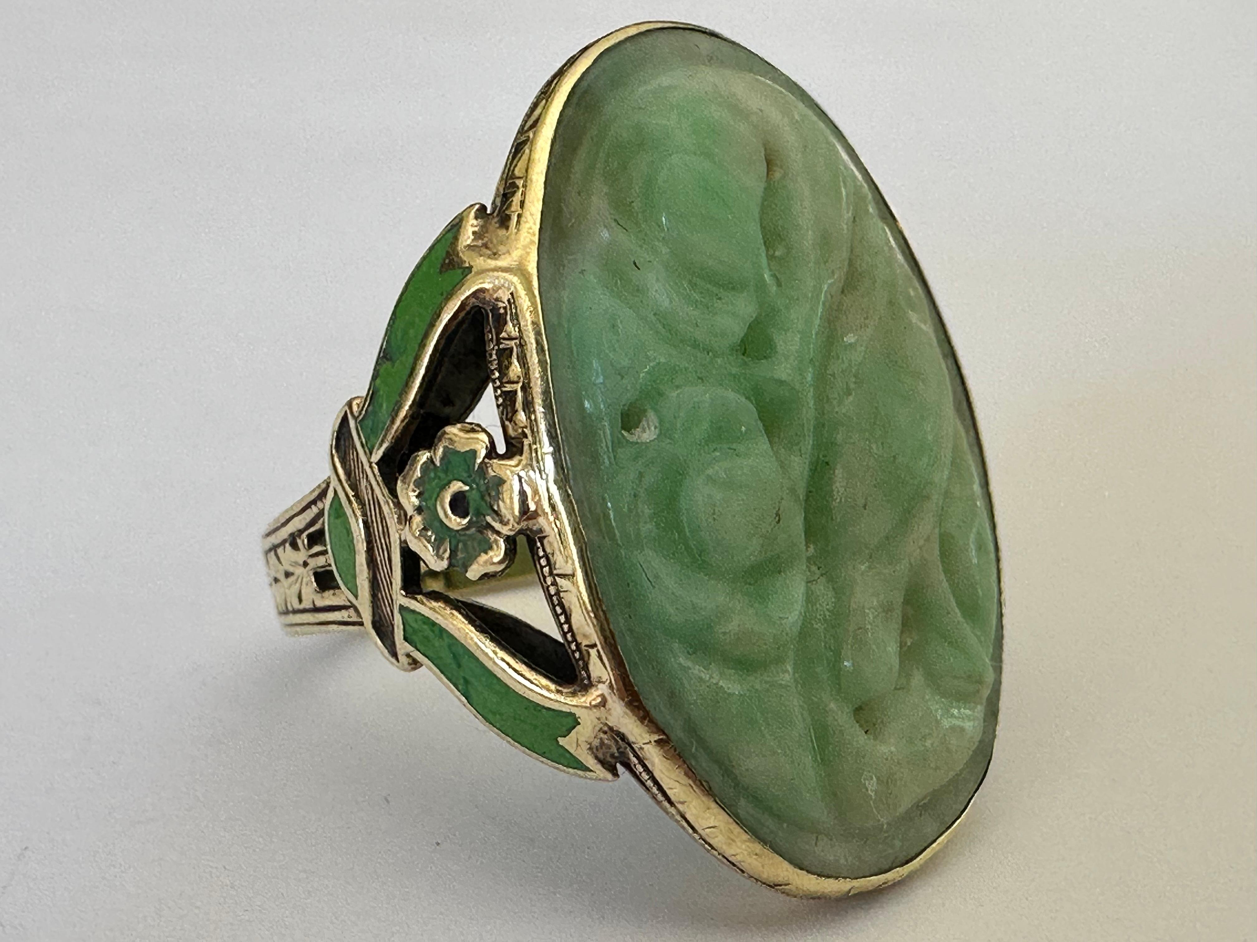 Taglio ovale Anello da cocktail d'epoca in giadeite intagliata e smalto verde in vendita