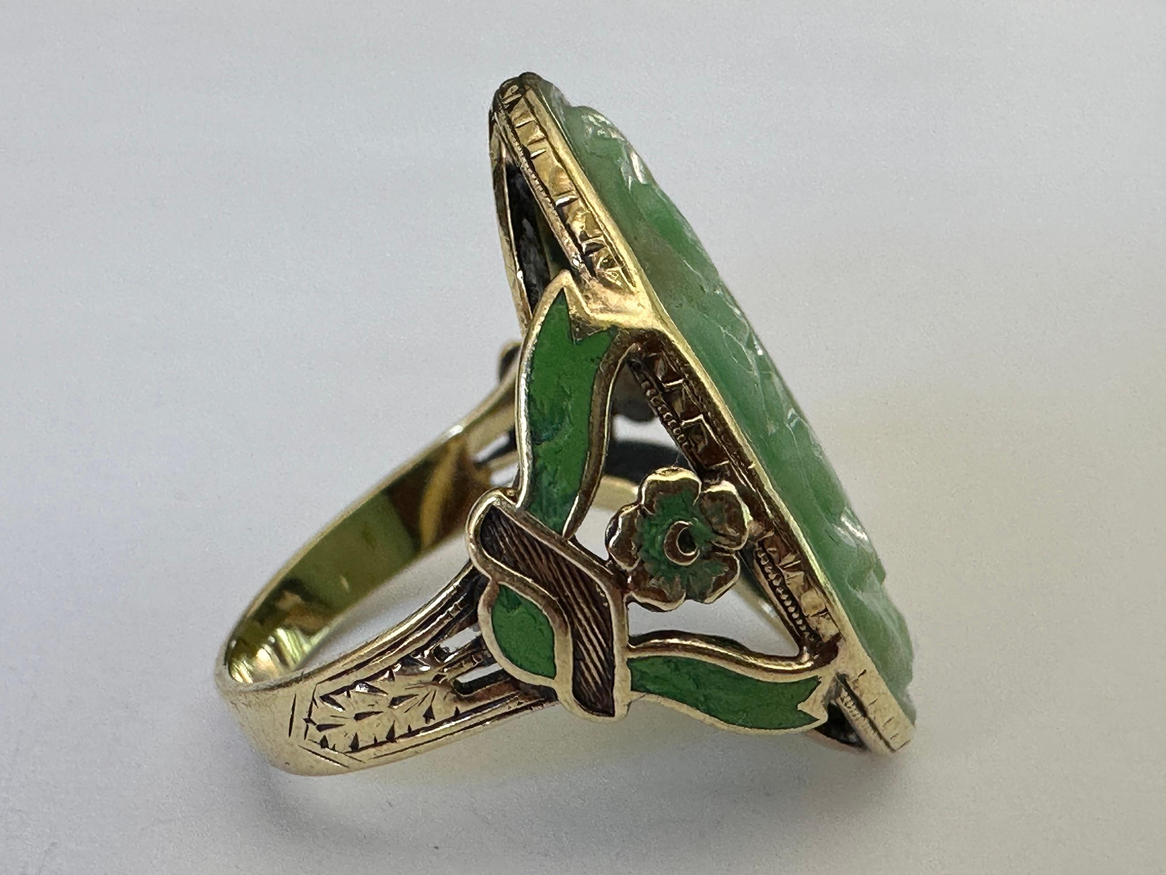 Anello da cocktail d'epoca in giadeite intagliata e smalto verde In condizioni buone in vendita a Denver, CO