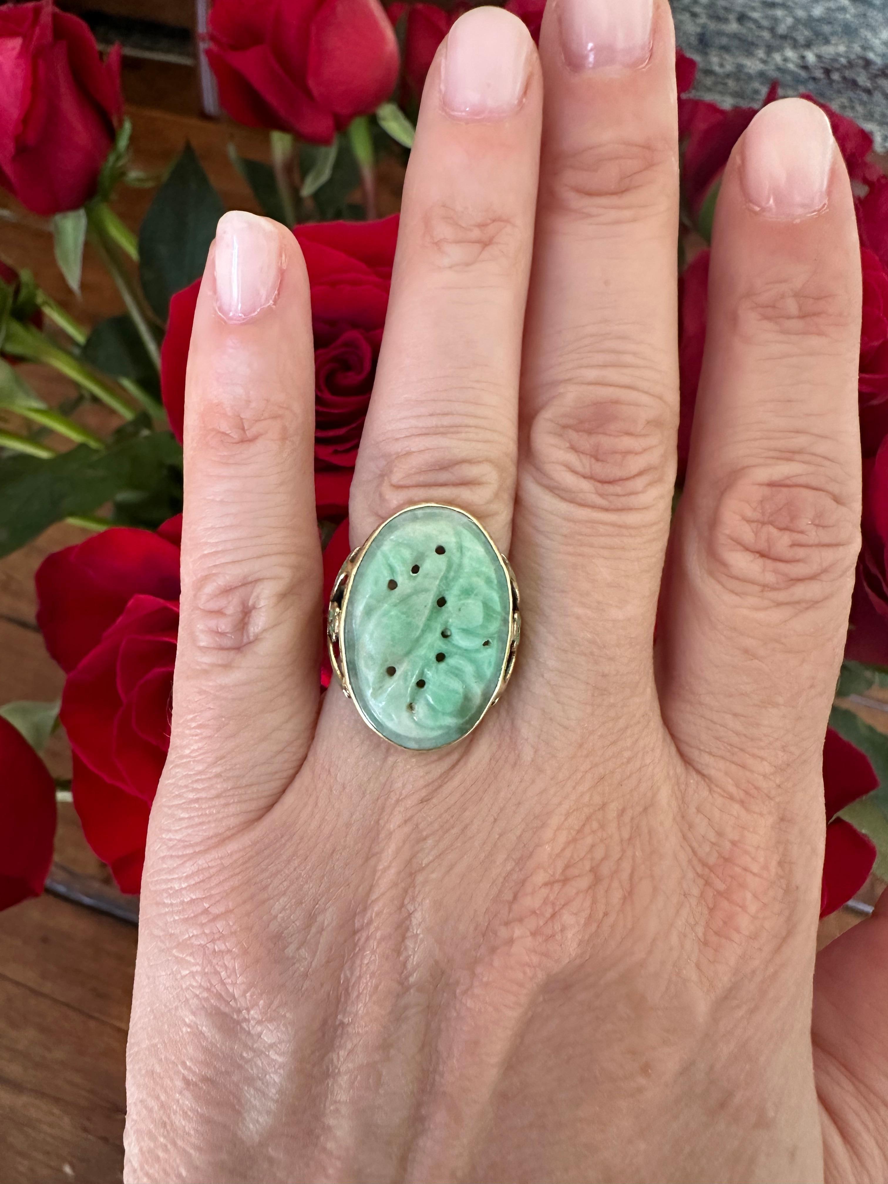 Anello da cocktail d'epoca in giadeite intagliata e smalto verde in vendita 1