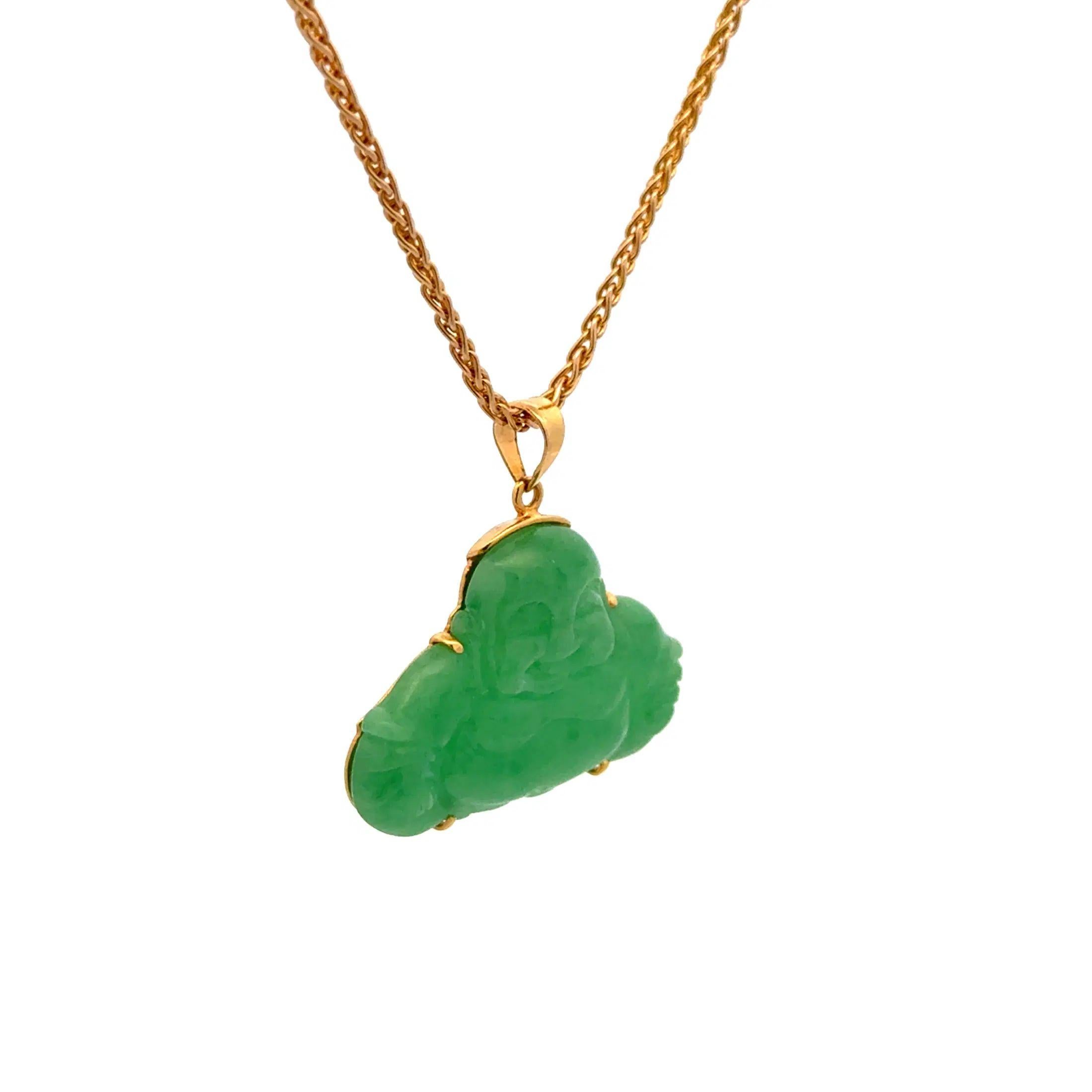Semplicemente bello! Collana con ciondolo in oro vintage in giadeite scolpita finemente. Il Buddha di giada finemente intagliato a mano è caratterizzato da un Buddha di giada finemente dettagliato. Ciondolo realizzato a mano con montatura in oro