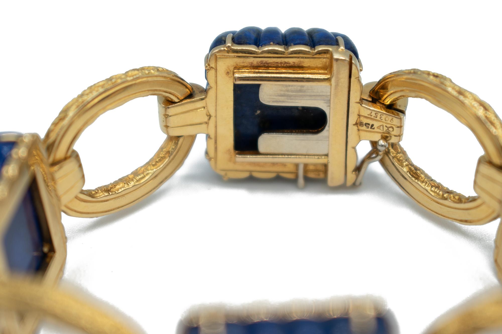 Cabochon Bracciale d'epoca in lapislazzuli intagliato e oro martellato 18 ct. in vendita