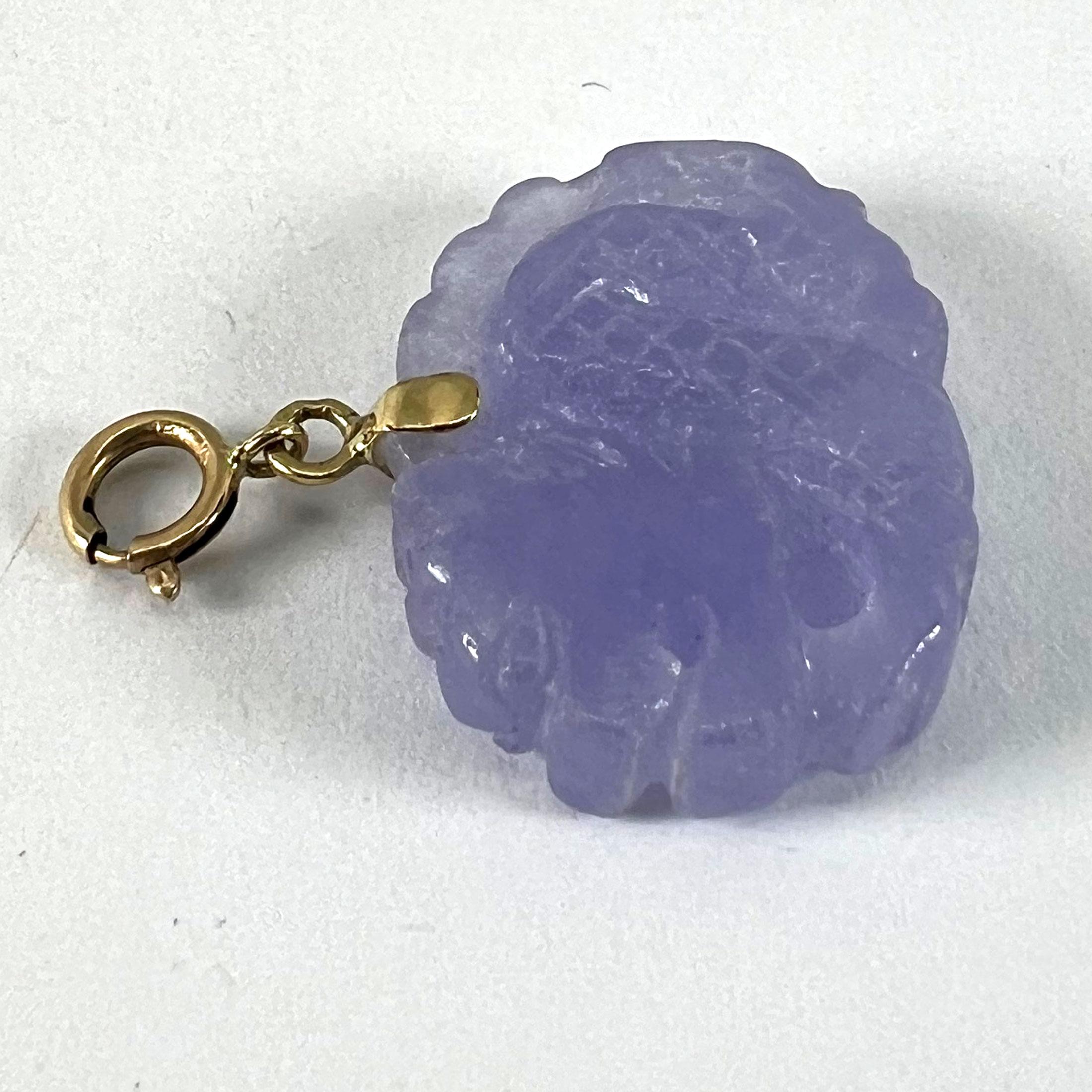 Ciondolo Charm d'epoca in oro giallo 14K con drago di giada lavanda intagliato in vendita 9