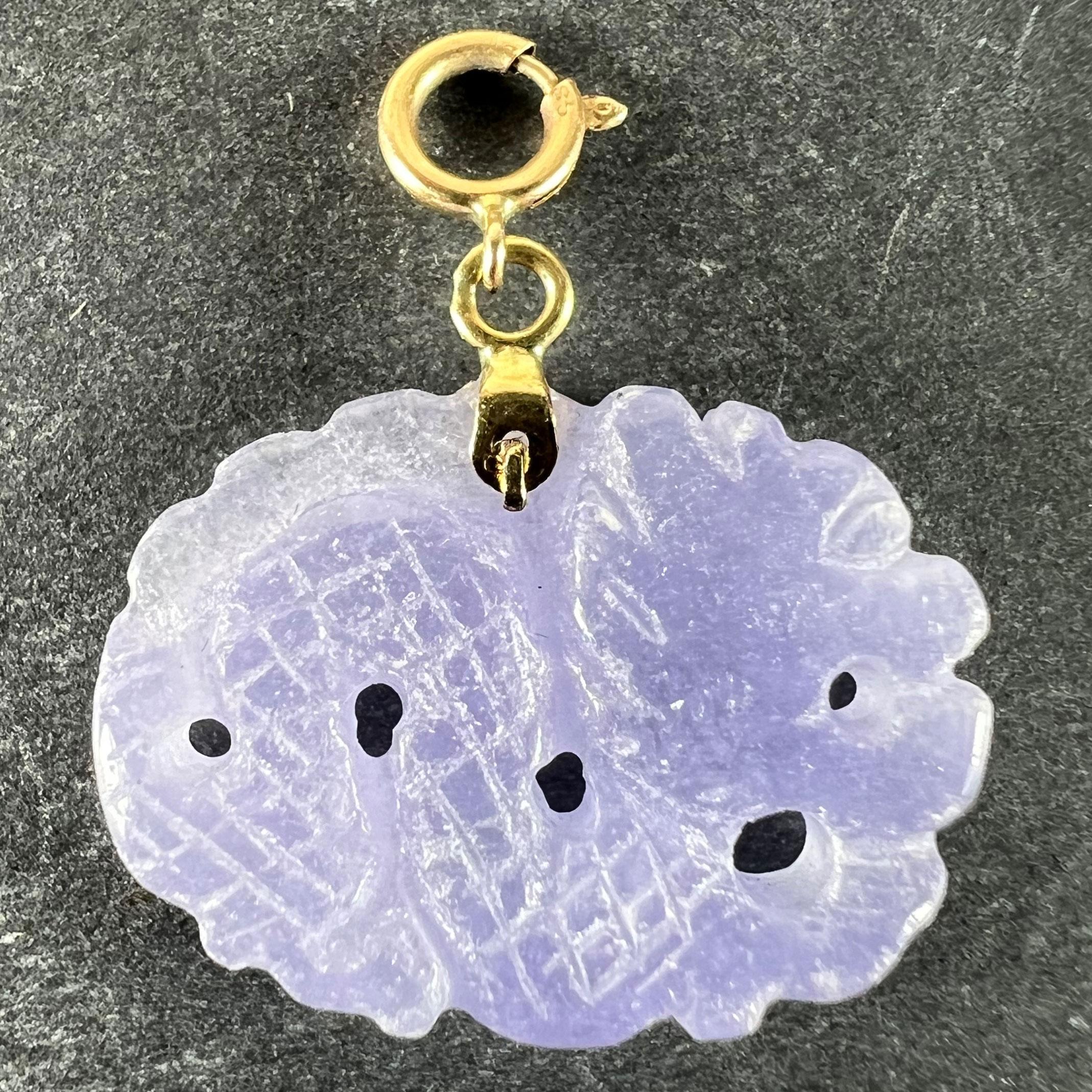 Cabochon Ciondolo Charm d'epoca in oro giallo 14K con drago di giada lavanda intagliato in vendita