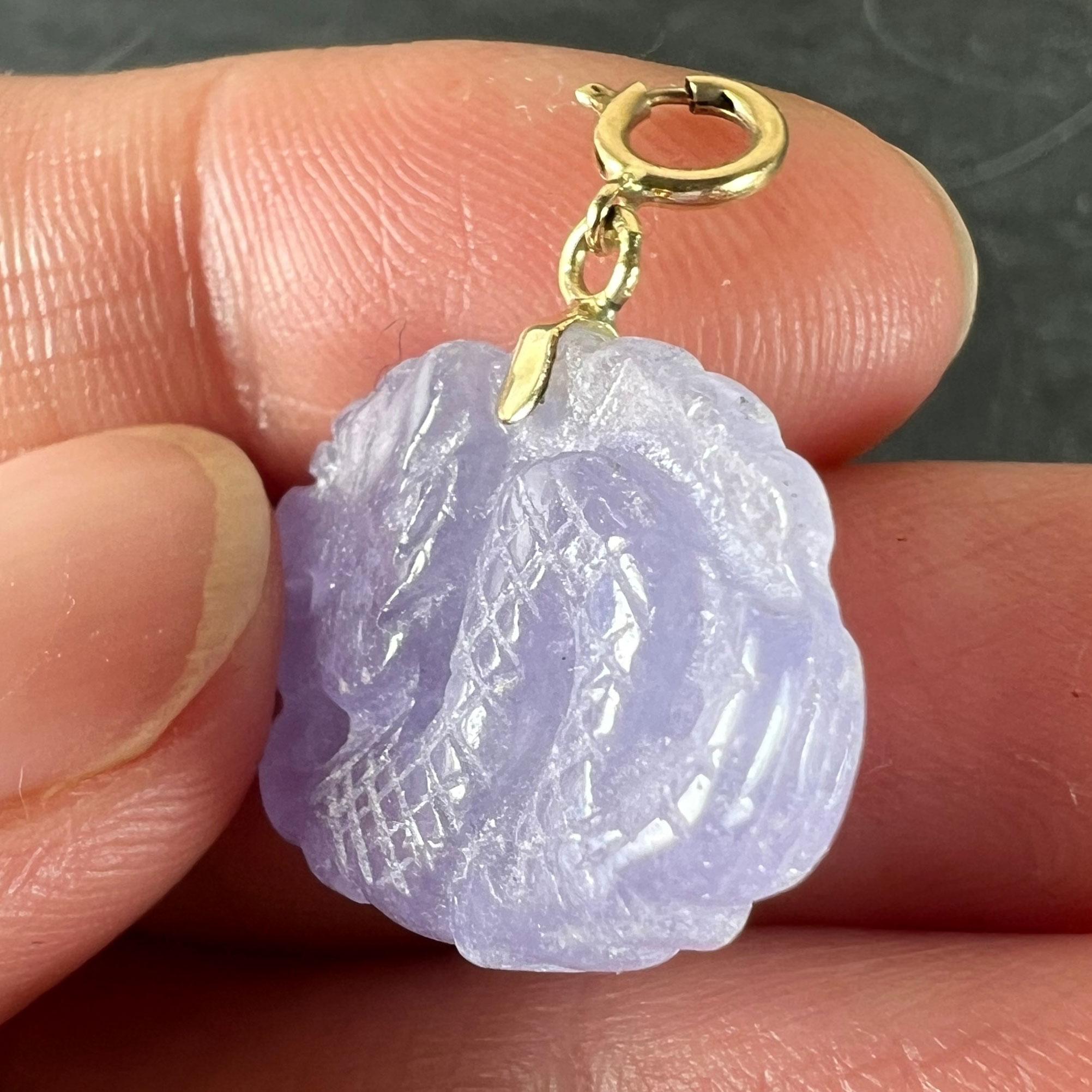 Ciondolo Charm d'epoca in oro giallo 14K con drago di giada lavanda intagliato in vendita 1
